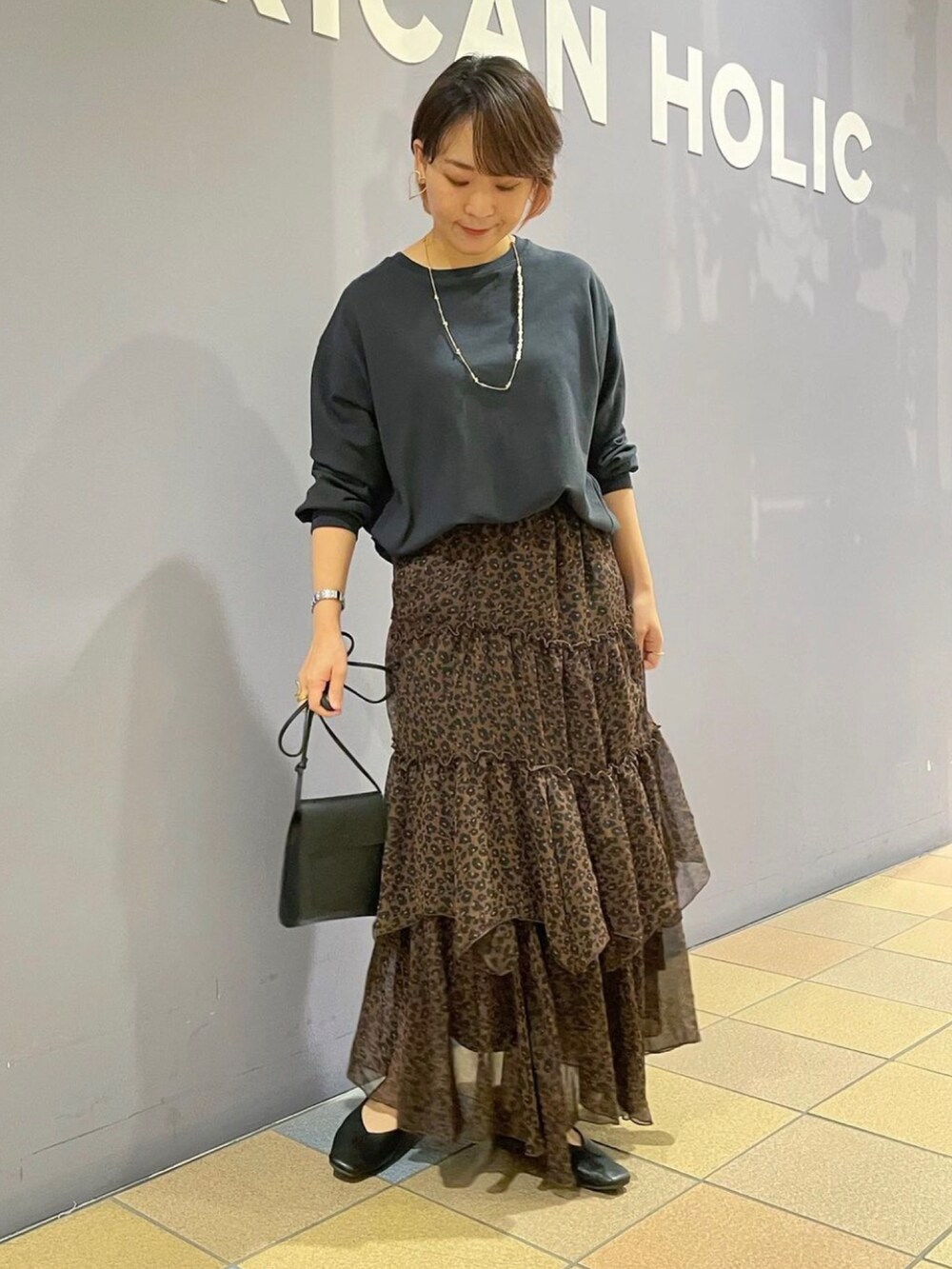 「秋服まるっと大公開、秋🍁コーデ、レオパード柄、レオパードスカート、レオパード柄スカート、ティアードスカート、ティアードフリル、フリルスカート、ボリュームスリーブ、大人カジュアルコーデ、パンプスコーデ、パンプス 黒、秋服準備はじめました、アメリカンホリック、AMERICAN HOLIC」｜「AMERICAN HOLICのフラップ付ミニショルダーBAG（ショルダーバッグ、ブラック系）」を使った、ah.susuyuさん（骨格ストレート・レディース・158cm）の秋コーディネートの2枚目の写真