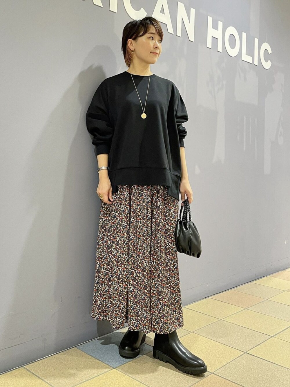 「秋服まるっと大公開、ブーツ、サイドゴアブーツ、ブーツスタイル、花柄スカートコーデ、花柄スカート、フレアスカートコーデ、フレアスカート、カラフルスカート、スウェット、ポンチョニット、スウェットトップス、秋🍁コーデ、大人カジュアルコーデ、アメリカンホリック」｜「AMERICAN HOLICのFlowerウエストタックフレアスカート（スカート、その他）」を使った、ah.susuyuさん（骨格ストレート・レディース・158cm）の秋コーディネートの5枚目の写真