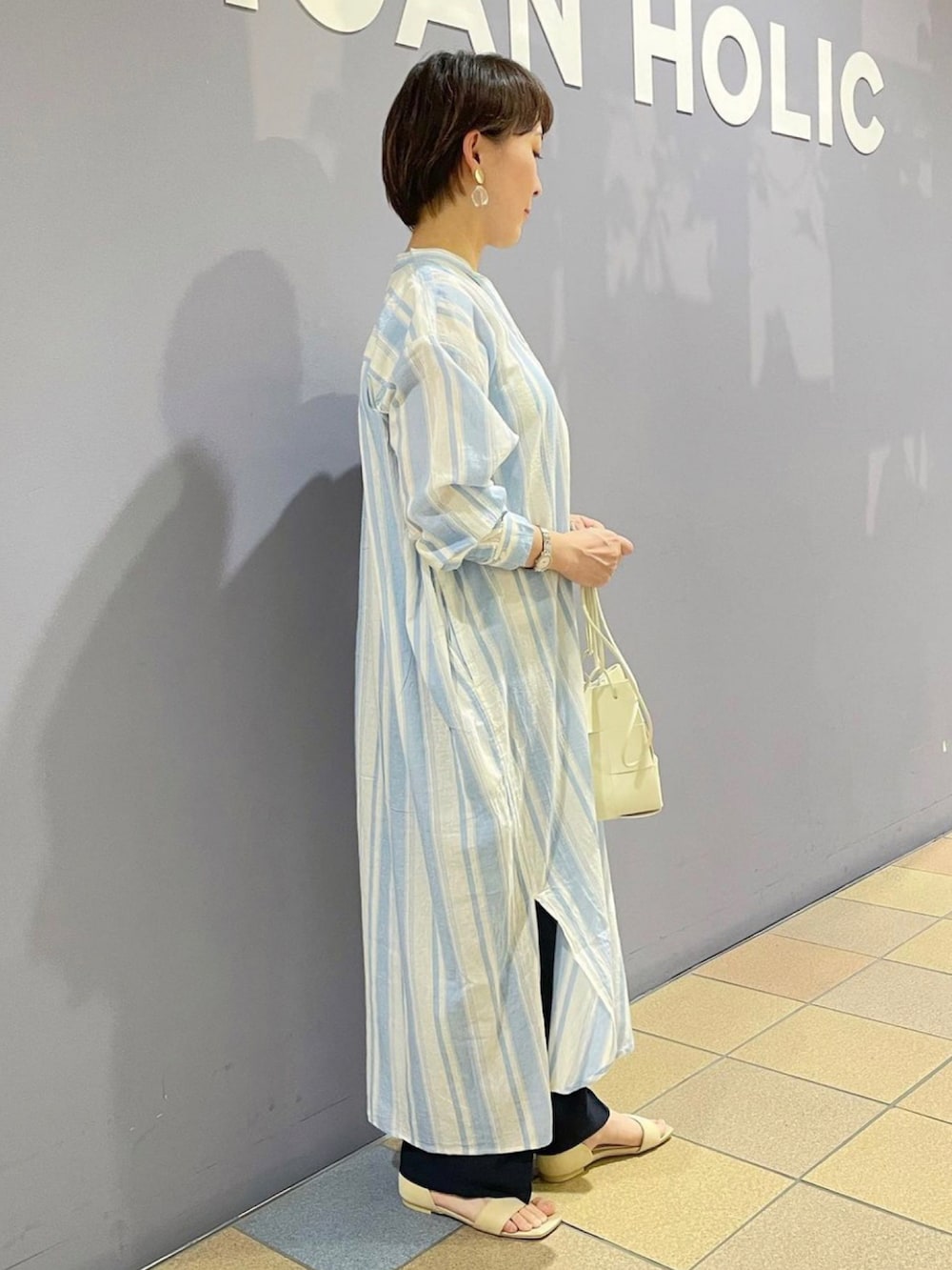 「ストライプシャツワンピ、シャツワンピース、バンドカラーシャツワンピース、ストライプワンピース、接触冷感パンツ、ワイドパンツコーデ、リラックスパンツ、センタープレスパンツ、リラックスコーデ、カジュアルスタイル、春夏コーデ、ブルー×ホワイト、サンダルコーデ、アメリカンホリック、AMERICAN HOLIC」|「AMERICAN HOLICのマルチストライプボイルワンピース(ワンピース、その他)」を使った、ah.susuyuさん(骨格ストレート・レディース・158cm)の春コーディネートの3枚目の写真