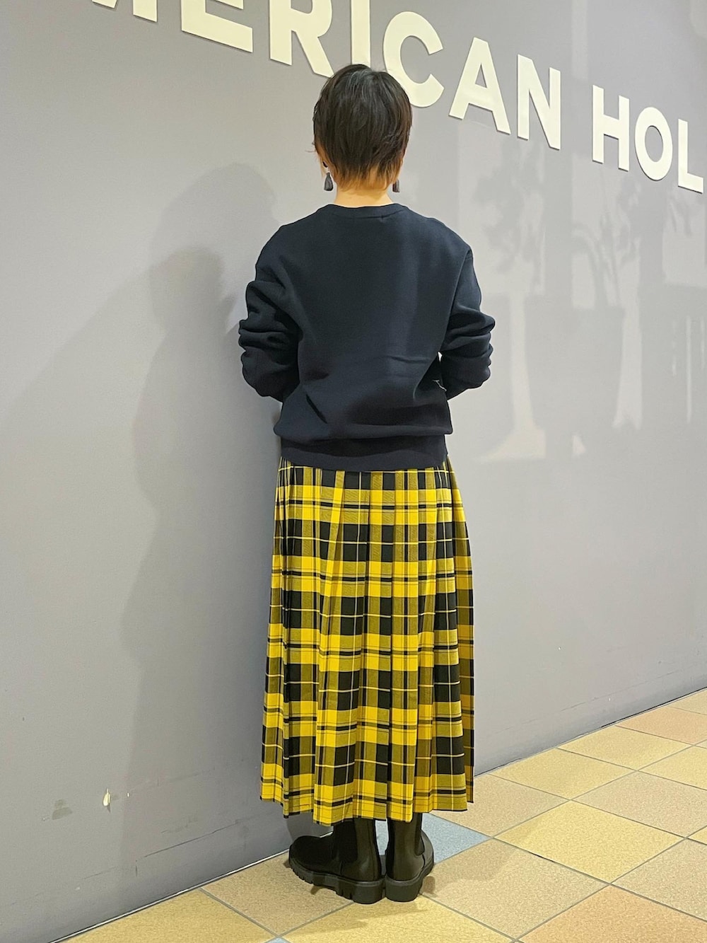 「秋服まるっと大公開、秋冬新作、秋🍁コーデ、ネイビー×イエロー、プリーツスカート、チェック柄スカート、チェックスカート、ロゴ刺繍、ロゴトップス、ロゴニット、高見えコーデ、サイドゴアブーツ、チェルシーブーツ、フリルバッグ、アメリカンホリック」|「AMERICAN HOLICのアソートチェックプリーツスカート(スカート、イエロー系)」を使った、ah.susuyuさん(骨格ストレート・レディース・158cm)の秋コーディネートの3枚目の写真