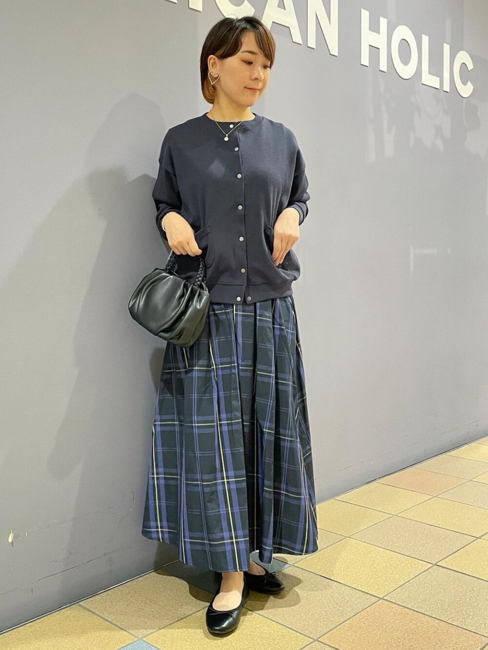 「カーディガンコーデ、カーディガン、秋服まるっと大公開、秋🍁コーデ、リバーシブルスカート、チェックスカート、チェック柄、チュールスカート、バレエパンプス、バレエシューズ、淡水パール、イニシャル(モチーフ)、アメリカンホリック、AMERICAN HOLIC」｜「AMERICAN HOLICのソフトバレエフラットシューズ（パンプス、ブラック系）」を使った、ah.susuyuさん（骨格ストレート・レディース・158cm）の秋コーディネートの5枚目の写真