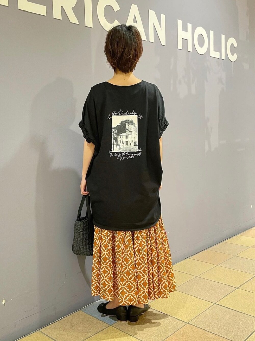 「プリントT、バックプリント、バックプリントTシャツ、チュニックTシャツ、フォトプリント、夏コーデ、お出かけコーデ、柄スカート、柄スカートコーデ、スカートスタイル、スカートコーデ、ブラック×オレンジ、大人カジュアルコーデ、アメリカンホリック、AMERICAN HOLIC」|「AMERICAN HOLICのフォトプリントカットチュニック(チュニック、ブラック系)」を使った、ah.susuyuさん(骨格ストレート・レディース・158cm)の夏コーディネートの4枚目の写真