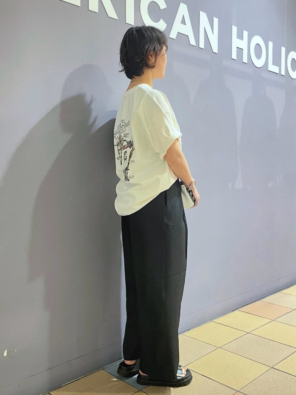 「スターウォーズ、スターウォーズコラボ、STAR WARS、STARWARS、アメリカンホリック、AMERICAN HOLIC、タックワイドパンツ、ガチャベルト、バックルサンダル、サンダルコーデ、ステンレスネックレス、映画Tシャツ、プリントT、ユニセックスアイテム、カジュアルコーデ」｜「AMERICAN HOLICのタックワイドパンツ（スラックス、ブラック系）」を使った、ah.susuyuさん（骨格ストレート・レディース・157cm）の夏コーディネートの3枚目の写真