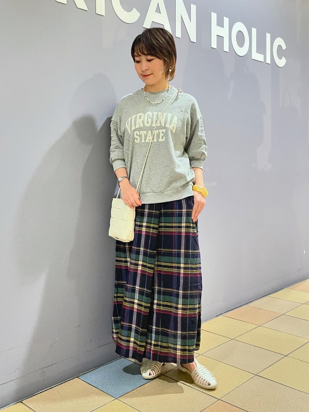 「初夏コーデ、柄スカート、チェック柄スカート、リネンスカート、フレアスカート、ロゴトップス、裏毛トップス、ロゴスウェット グレー、おとなカジュアル、グルカサンダル、編み込みバッグ、アメリカンホリック、AMERICAN HOLIC、バングル」|「AMERICAN HOLICのグルカサンダル(サンダル、ホワイト系)」を使った、ah.susuyuさん(骨格ストレート・レディース・158cm)の春コーディネートの5枚目の写真