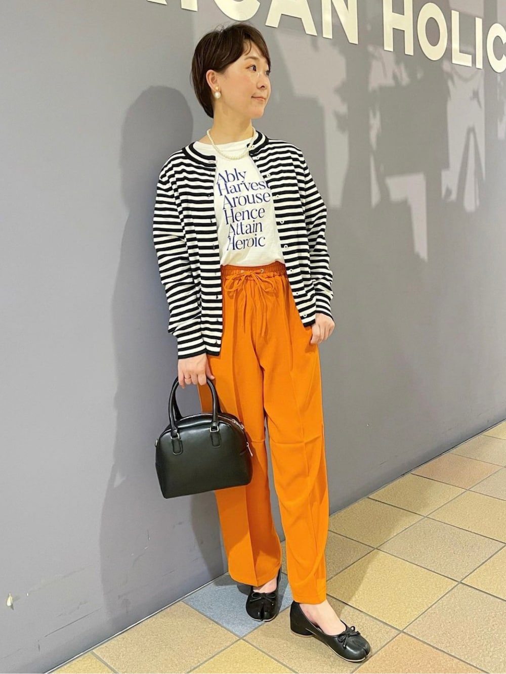 「ボーダーカーディガン、モックネックニット、接触冷感パンツ、ハデ色、オレンジパンツ、大人カジュアルコーデ、ロゴTシャツ、足袋パンプス、タビシューズ、アメホリ、アメリカンホリック、プチプラコーデ、ボーダーコーデ、カーディガンコーデ、ボーダー×パール」|「AMERICAN HOLICの2wayボストンミニバッグ(ボストンバッグ、ブラック系)」を使った、ah.susuyuさん(骨格ストレート・レディース・158cm)の春コーディネートの2枚目の写真
