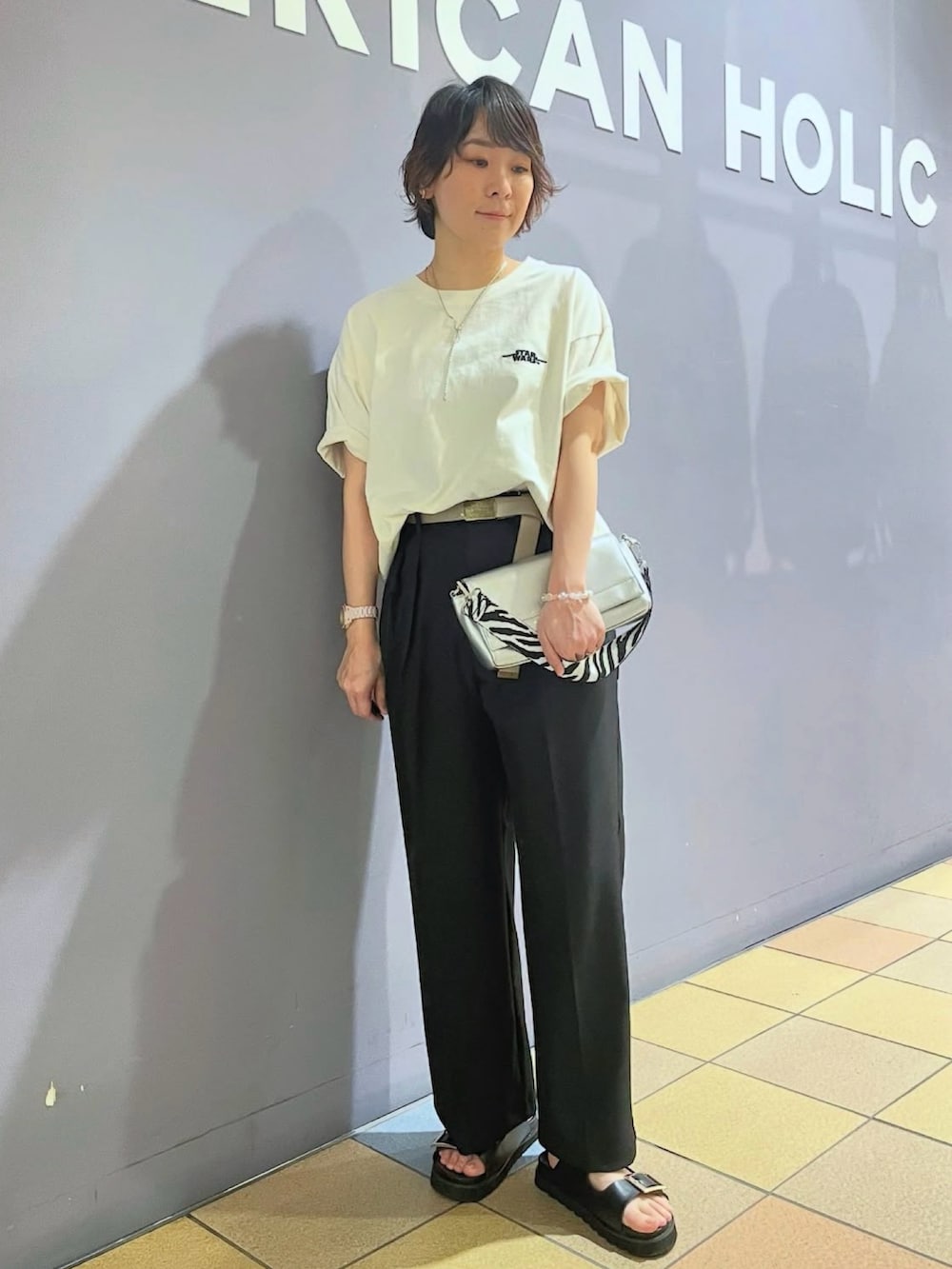 「スターウォーズ、スターウォーズコラボ、STAR WARS、STARWARS、アメリカンホリック、AMERICAN HOLIC、タックワイドパンツ、ガチャベルト、バックルサンダル、サンダルコーデ、ステンレスネックレス、映画Tシャツ、プリントT、ユニセックスアイテム、カジュアルコーデ」｜「AMERICAN HOLICのタックワイドパンツ（スラックス、ブラック系）」を使った、ah.susuyuさん（骨格ストレート・レディース・157cm）の夏コーディネートの2枚目の写真