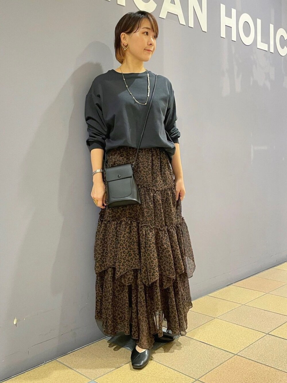 「秋服まるっと大公開、秋🍁コーデ、レオパード柄、レオパードスカート、レオパード柄スカート、ティアードスカート、ティアードフリル、フリルスカート、ボリュームスリーブ、大人カジュアルコーデ、パンプスコーデ、パンプス 黒、秋服準備はじめました、アメリカンホリック、AMERICAN HOLIC」｜「AMERICAN HOLICのフラップ付ミニショルダーBAG（ショルダーバッグ、ブラック系）」を使った、ah.susuyuさん（骨格ストレート・レディース・158cm）の秋コーディネートの5枚目の写真