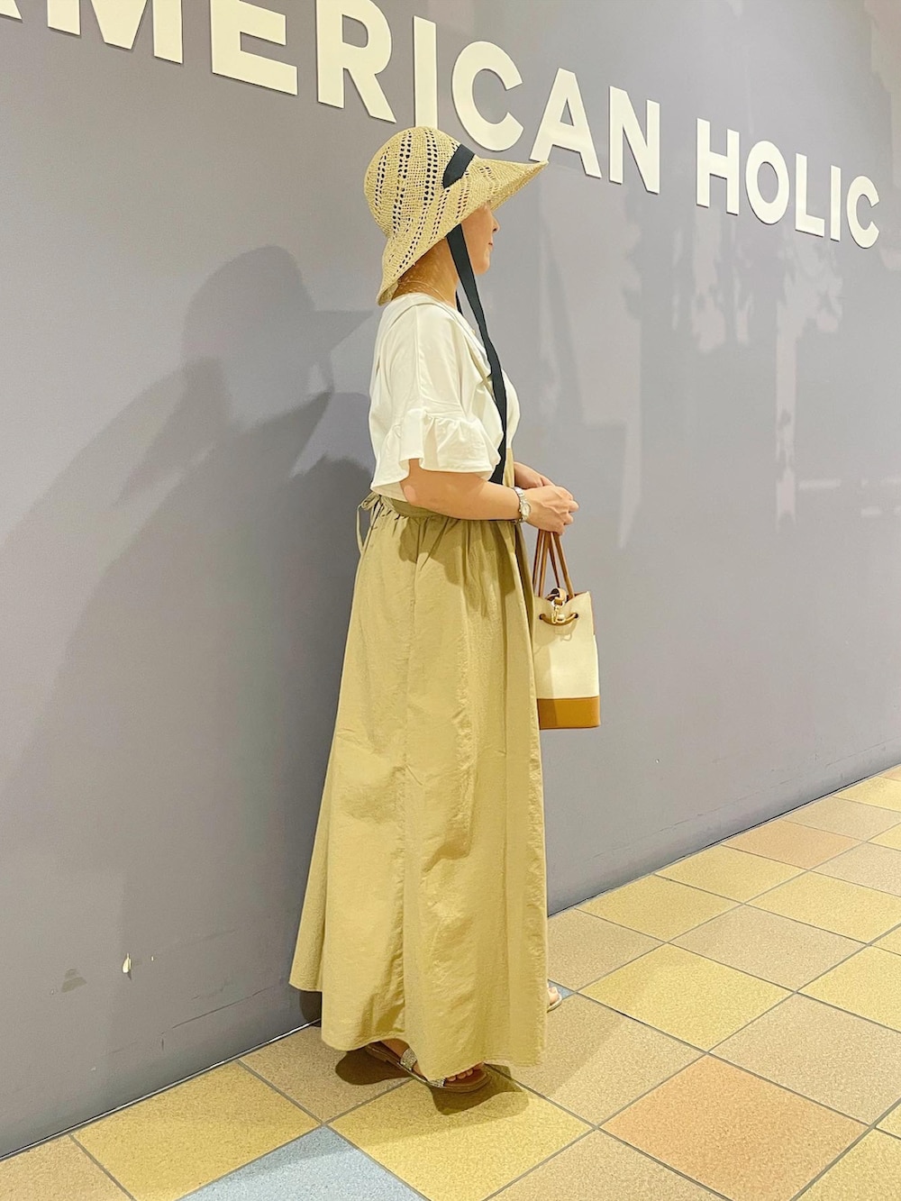 「キャミワンピ、キャミワンピース、キャミワンピコーデ、袖フリル、袖フリルトップス、袖フリルカットソー、ナチュラルコーデ、ペーパーハット、むぎわら帽子、ガーリーカジュアル、カジュアルコーデ、夏服、アメリカンホリック、AMERICAN HOLIC」|「AMERICAN HOLICの2Wayロゴキャンバスショルダーバッグ(ショルダーバッグ、ベージュ系)」を使った、ah.susuyuさん(骨格ストレート・レディース・158cm)の夏コーディネートの3枚目の写真