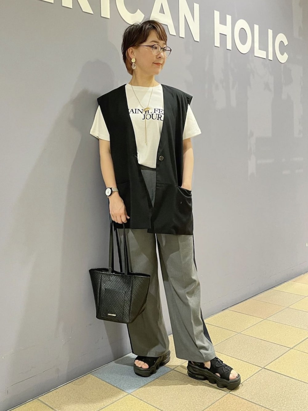 「ベストコーデ、ベストスタイル、ベスト×Tシャツ、レイヤード、ベストレイヤード、刺繍ロゴ、ロゴTシャツ、サイドライン、サイドラインパンツ、ワイドパンツ、ワイドパンツ グレー、ハンサムショート、センタープレスパンツ、アメリカンホリック、AMERICAN HOLIC」｜「AMERICAN HOLICのサイドラインワイドパンツ（その他パンツ、グレー系）」を使った、ah.susuyuさん（骨格ストレート・レディース・158cm）の夏コーディネートの2枚目の写真