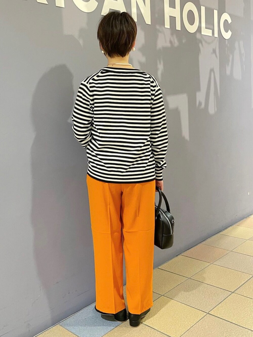 「ボーダーカーディガン、モックネックニット、接触冷感パンツ、ハデ色、オレンジパンツ、大人カジュアルコーデ、ロゴTシャツ、足袋パンプス、タビシューズ、アメホリ、アメリカンホリック、プチプラコーデ、ボーダーコーデ、カーディガンコーデ、ボーダー×パール」|「AMERICAN HOLICの2wayボストンミニバッグ(ボストンバッグ、ブラック系)」を使った、ah.susuyuさん(骨格ストレート・レディース・158cm)の春コーディネートの4枚目の写真