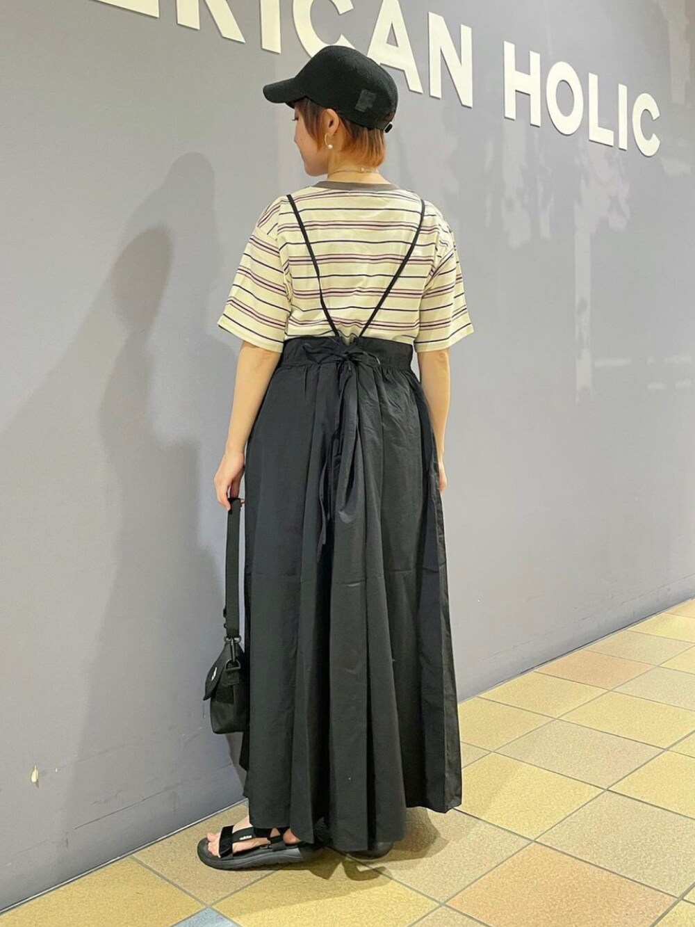 「ボーダーTシャツ、マルチボーダー、マルチボーダーT、レトロガーリー、レトロボーダー、キャミワンピ、キャミワンピコーデ、キャミワンピース、キャップコーデ、スポサンコーデ、スポサン、スポーティーMIX、ガーリーカジュアル、アメリカンホリック、AMERICAN HOLIC」|「AMERICAN HOLICの半袖マルチボーダーカットプルオーバー(Tシャツ/カットソー、ホワイト系)」を使った、ah.susuyuさん(骨格ストレート・レディース・158cm)の夏コーディネートの3枚目の写真