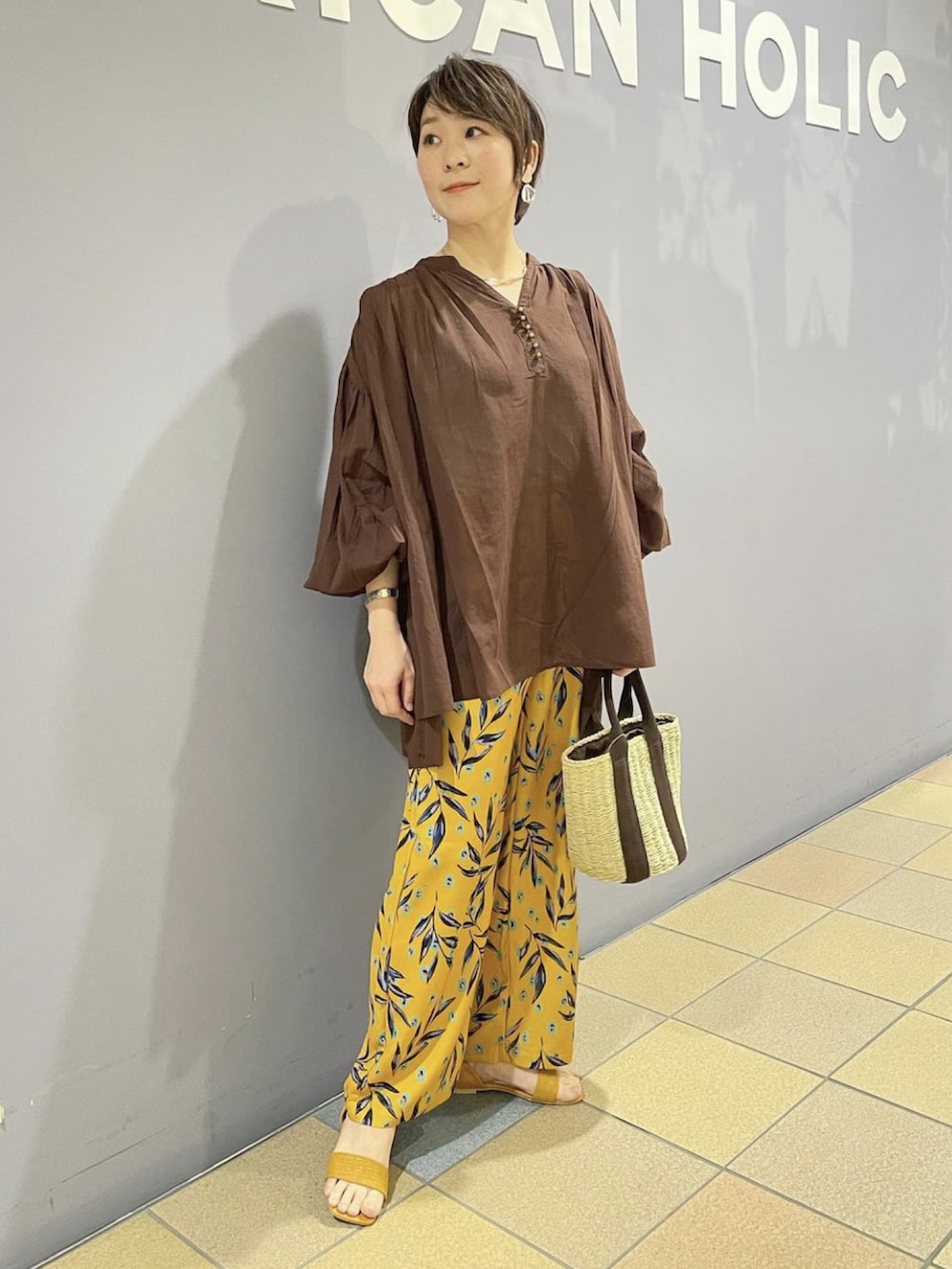 「リゾートスタイル、リゾート柄、リラックススタイル、エスニックコーデ、エスニック、春夏コーデ、夏コーディネート、シアートップス、チュニックシャツ、カラーコーデ、アメリカンホリック、AMERICAN HOLIC、大人カジュアル」|「AMERICAN HOLICのカゴBAG(ハンドバッグ、ベージュ系)」を使った、ah.susuyuさん(骨格ストレート・レディース・158cm)の春コーディネートの2枚目の写真