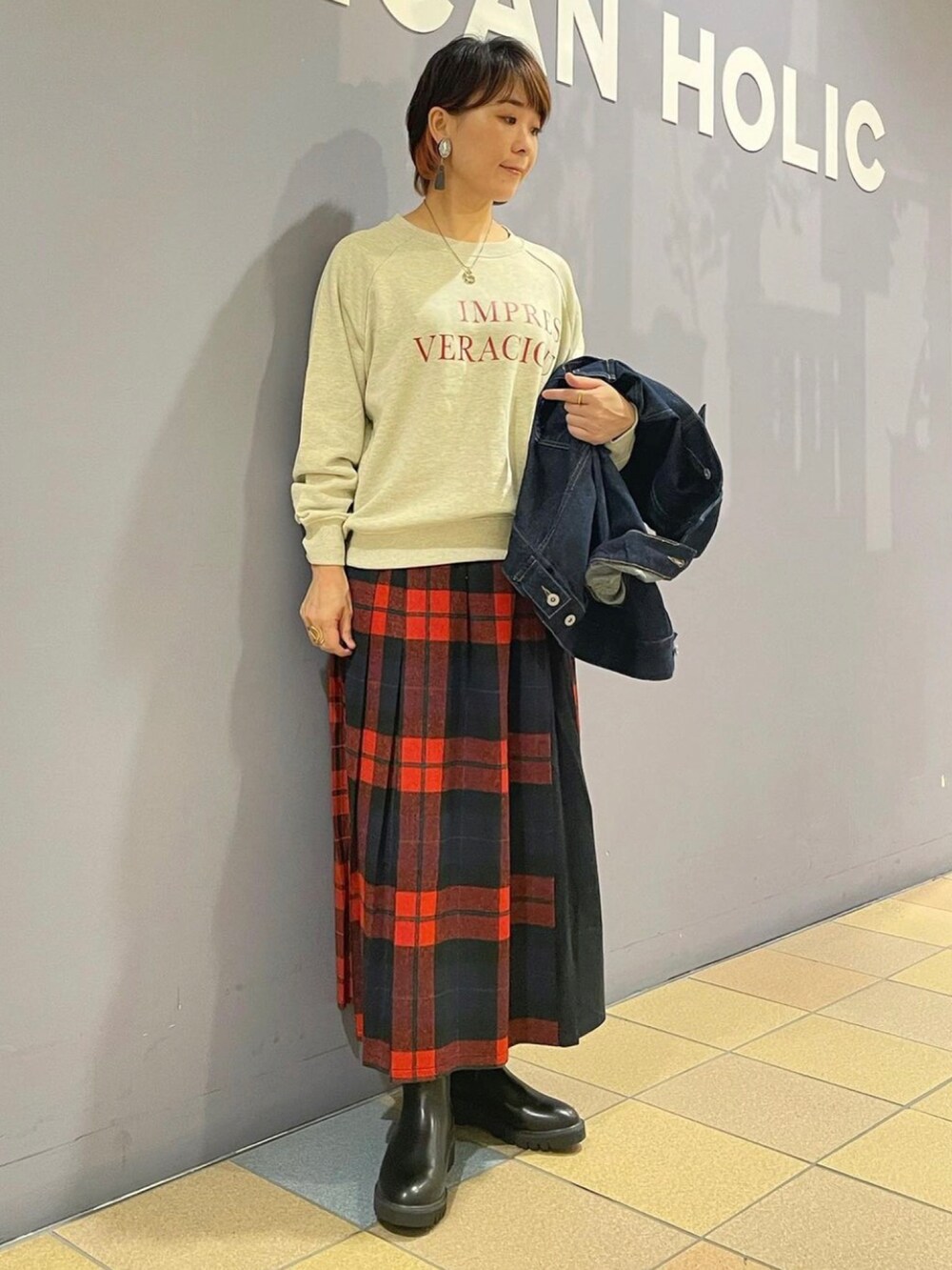「秋服まるっと大公開、秋🍁コーデ、Gジャン、デニムジャケット、Gジャンコーデ、bigGジャン、ロゴスウェット、ロゴトップス、チェックスカート、チェック柄、プリーツスカート、チェックプリーツスカート、サイドゴアブーツ、チェルシーブーツ、アメリカンホリック」|「AMERICAN HOLICのBIG Gジャン(その他アウター、ブルー系)」を使った、ah.susuyuさん(骨格ストレート・レディース・158cm)の秋コーディネートの3枚目の写真