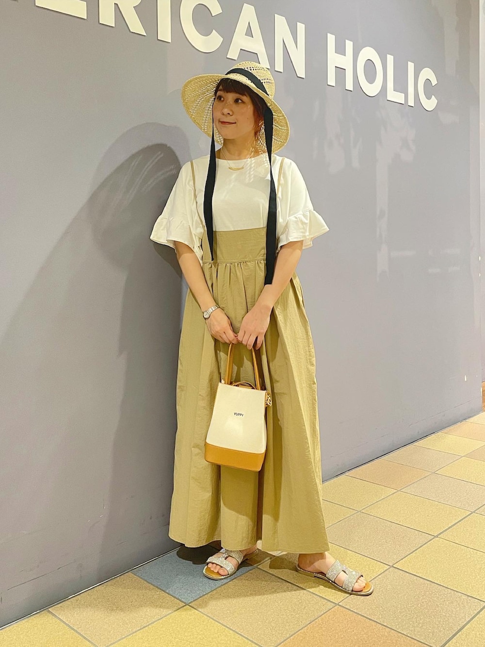 「キャミワンピ、キャミワンピース、キャミワンピコーデ、袖フリル、袖フリルトップス、袖フリルカットソー、ナチュラルコーデ、ペーパーハット、むぎわら帽子、ガーリーカジュアル、カジュアルコーデ、夏服、アメリカンホリック、AMERICAN HOLIC」|「AMERICAN HOLICの2Wayロゴキャンバスショルダーバッグ(ショルダーバッグ、ベージュ系)」を使った、ah.susuyuさん(骨格ストレート・レディース・158cm)の夏コーディネートの2枚目の写真