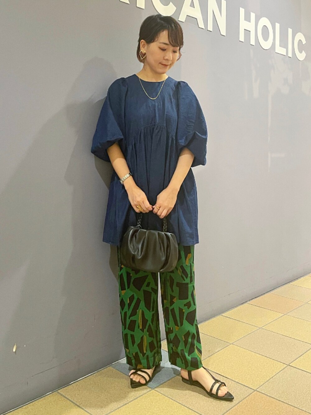 「ティアードチュニック、ティアードブラウス、デニムティアード、チュニックコーデ、柄パンツ、柄パンツコーデ、幾何学柄、フェミニン×カジュアル、デニムチュニック、ストレートパンツ、秋色、晩夏コーデ、アメリカンホリック、AMERICAN HOLIC」｜「AMERICAN HOLICの編み込みハンドルミニショルダーBAG（ショルダーバッグ、ブラック系）」を使った、ah.susuyuさん（骨格ストレート・レディース・158cm）の秋コーディネートの5枚目の写真