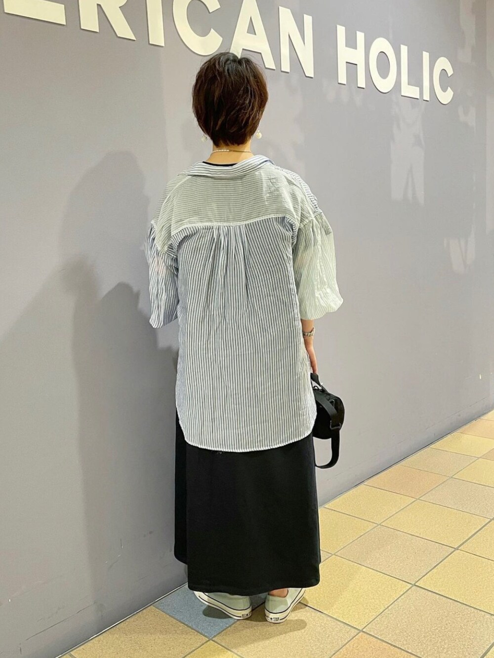 「ワンピース×スニーカー、ワンピースコーデ、ワンピース×シャツ、リゾートワンピース、シャツコーデ、ストライプシャツ、シアーシャツ、シアーシャツコーデ、スニーカースタイル、街歩き、カジュアルコーデ、フレアワンピース、綿100％、アメリカンホリック、AMERICAN HOLIC」｜「AMERICAN HOLICの切り替え半袖カットフレアワンピース（ワンピース、ブラック系）」を使った、ah.susuyuさん（骨格ストレート・レディース・158cm）の春コーディネートの4枚目の写真