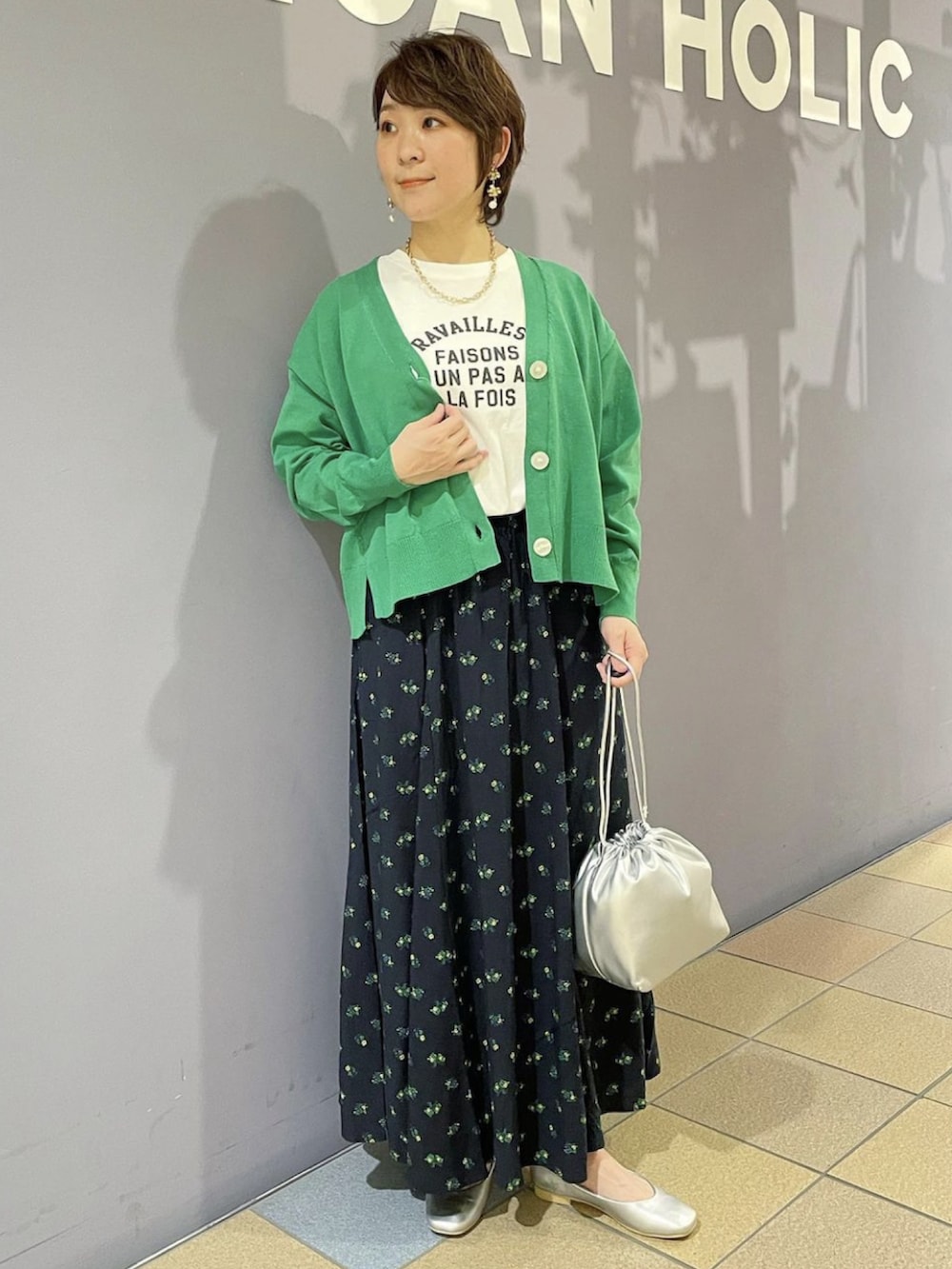 「休日コーデ、晴れの日コーデ、春夏コーデ、春カラースタイル、グリーンコーデ、グリーンカーディガン、カーディガンコーデ、カーディガン肩かけ、ロゴTシャツ、フレアスカート、小花柄スカート、巾着バッグ、カジュアルコーデ、オトナ女子、シルバーパンプス」|「AMERICAN HOLICのアソートロゴカット半袖プルオーバー(Tシャツ/カットソー、ホワイト系)」を使った、ah.susuyuさん(骨格ストレート・レディース・158cm)の春コーディネートの5枚目の写真