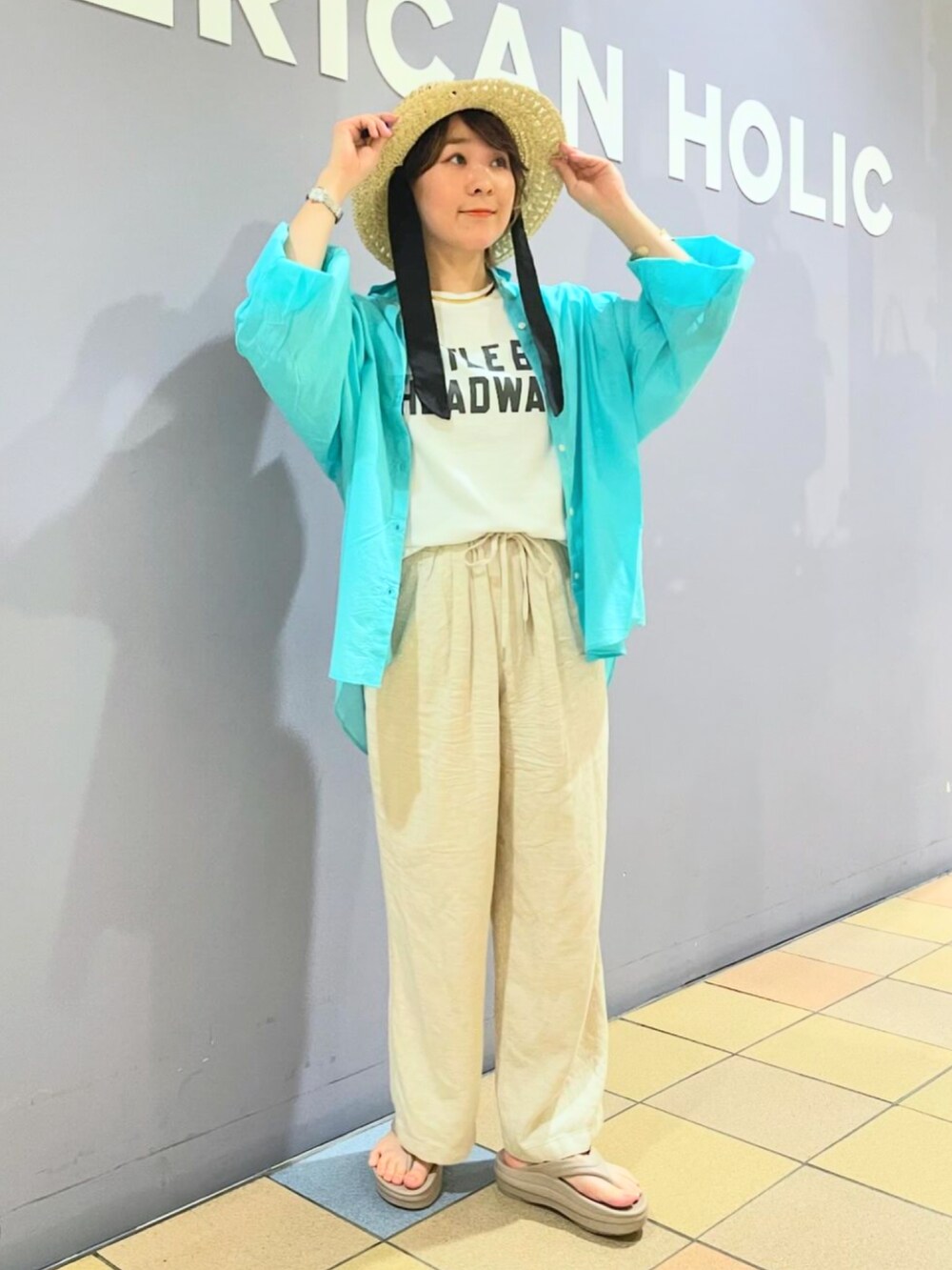 ベージュ系のその他パンツ、ホワイト系のTシャツ/カットソー、ブルー系のシャツ/ブラウスを着用したレディースの夏コーディネートの5枚目の写真