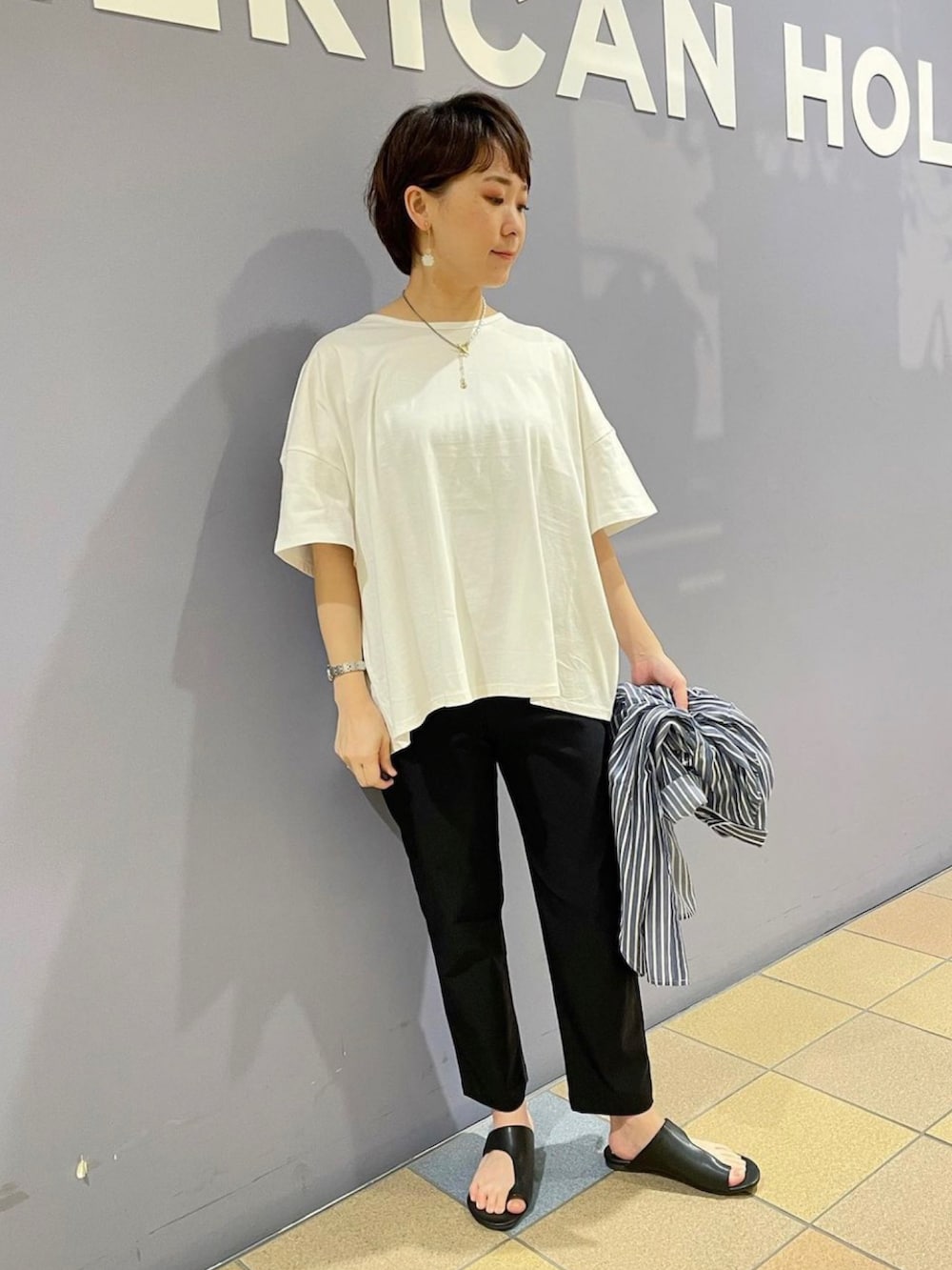 「サングラススタイル、モノトーンコーデ、ハンサムコーデ、ハンサムウーマン、ストライプシャツコーデ、テーパードパンツ、接触冷感パンツ、バックオープンTシャツ、トングサンダル、大人カジュアルコーデ、ラフスタイル、アメリカンホリック、AMERICAN HOLIC」｜「AMERICAN HOLICのトングサンダル（サンダル、ブラック系）」を使った、ah.susuyuさん（骨格ストレート・レディース・158cm）の春コーディネートの4枚目の写真