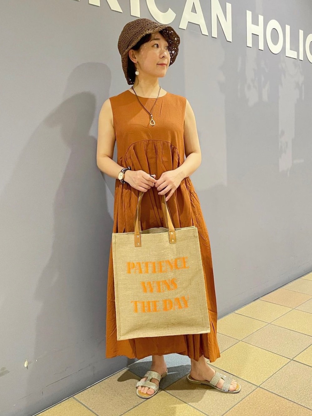 「カーディガンコーデ、カーディガンスタイル、羽織りスタイル、ワンピースコーデ、バックリボンワンピース、リゾートスタイル、リゾートコーデ、リゾートワンピ、ペーパーハット、クロシェハット、ジュートバッグ、サンダルコーデ、アメリカンホリック、AMERICAN HOLIC、セールアイテム」|「AMERICAN HOLICのジュートBAG(トートバッグ、オレンジ系)」を使った、ah.susuyuさん(骨格ストレート・レディース・158cm)の夏コーディネートの4枚目の写真