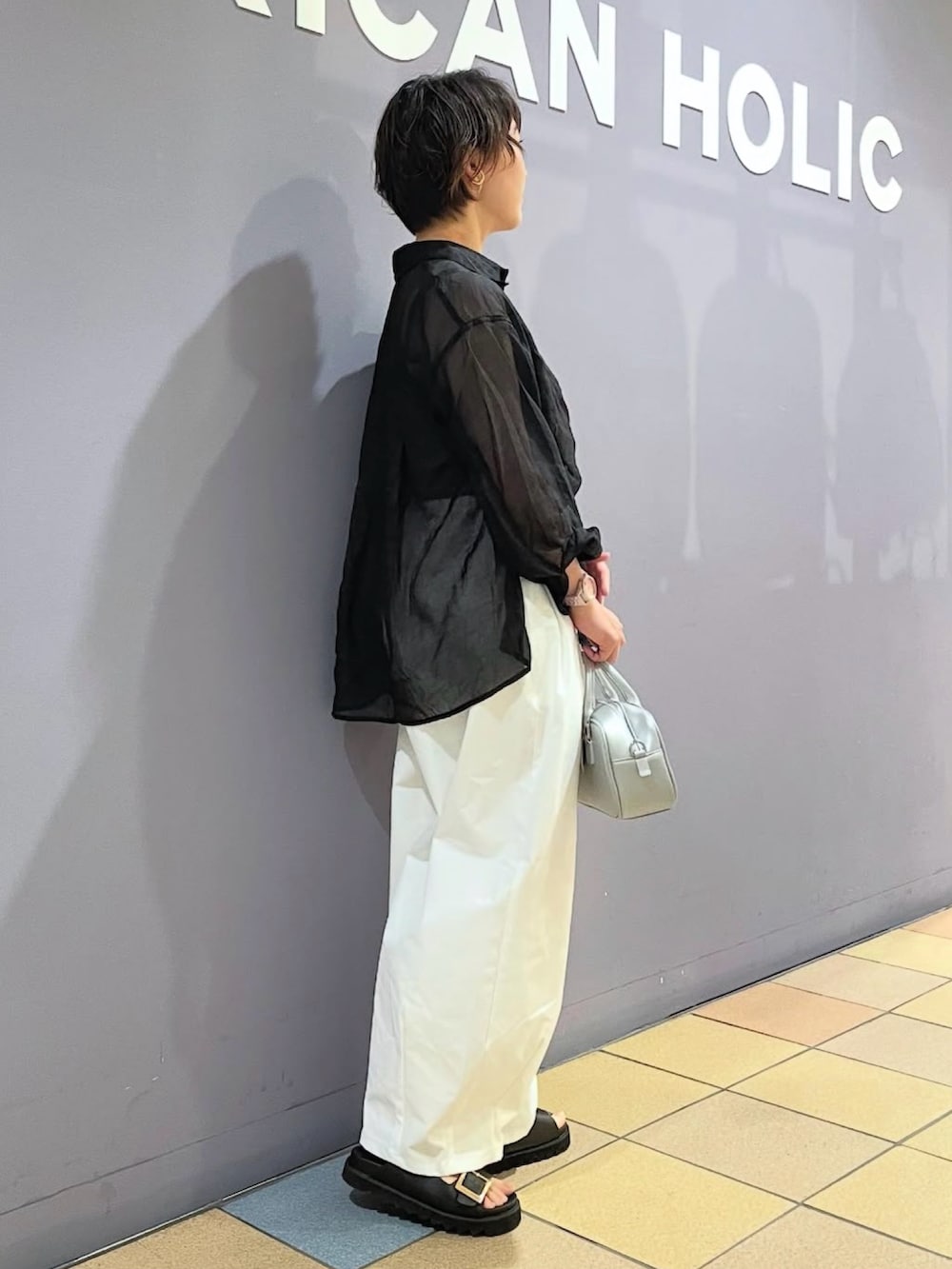 「アメリカンホリック、AMERICAN HOLIC、スノーパンツ、カーブパンツ、コクーンパンツ、シアーシャツ、シアーシャツコーデ、ハンドバッグ、シルバーバッグ、サンダル、バックルサンダル、モノトーンコーデ、シャツコーデ、パンツコーデ」|「AMERICAN HOLICのバックルフラットサンダル(サンダル、ブラック系)」を使った、ah.susuyuさん(骨格ストレート・レディース・157cm)の夏コーディネートの3枚目の写真