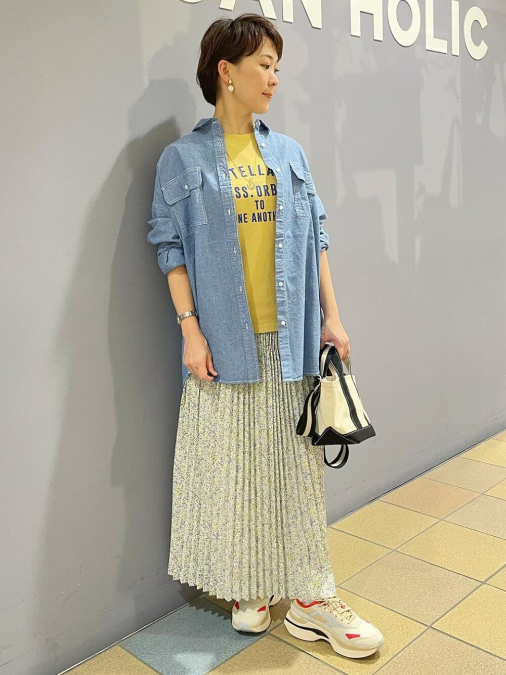 「ダンガリーシャツ、デニムシャツコーデ、半袖、ロゴTシャツ、花柄スカート、花柄スカートコーデ、カジュアルミックス、スニーカースタイル、アメリカンホリック、アメホリ、春夏コーデ、春夏アイテム、お花見コーデ、ミニトート」｜「AMERICAN HOLICのソフトシフォンプリーツスカート（スカート、その他）」を使った、ah.susuyuさん（骨格ストレート・レディース・158cm）の春コーディネートの4枚目の写真