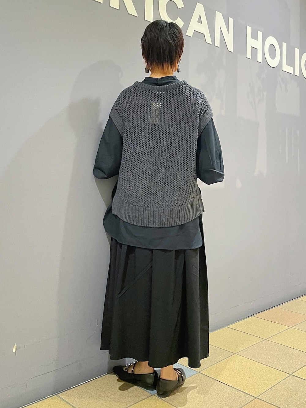 「セットアイテム、ベストセット、ニットベストコーデ、ボリュームスリーブ、ボリュームスリーブブラウス、バンドカラーシャツ、フレアスカート、フレアスカート×黒、フレアスカートコーデ、秋服まるっと大公開、秋服コーデ、秋🍁コーデ、メリージェーンパンプス、フェミニンコーデ、アメリカンホリック」|「AMERICAN HOLICのメリージェーンフラットシューズ(パンプス、ブラック系)」を使った、ah.susuyuさん(骨格ストレート・レディース・158cm)の秋コーディネートの4枚目の写真