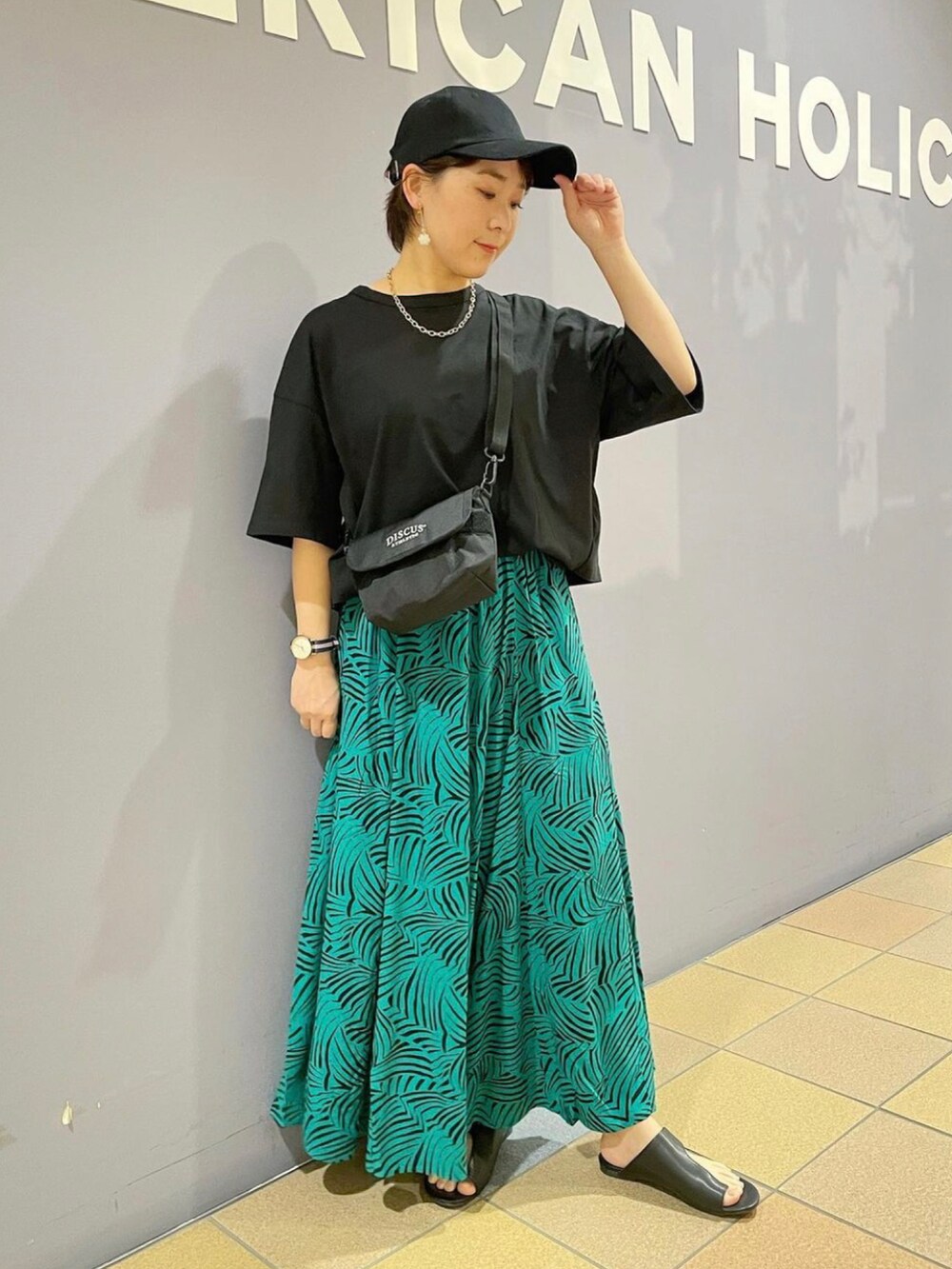 「バックコンシャス、Tシャツコーデ、スポーティーコーデ、フレアスカートコーデ、柄スカート、スカートコーデ、トングサンダル、初夏コーデ、大人カジュアルコーデ、discus、キャップコーデ、アメリカンホリック、AMERICAN HOLIC」|「AMERICAN HOLICのサラッとギャザーフレアースカート2(スカート、グリーン系)」を使った、ah.susuyuさん(骨格ストレート・レディース・158cm)の春コーディネートの4枚目の写真
