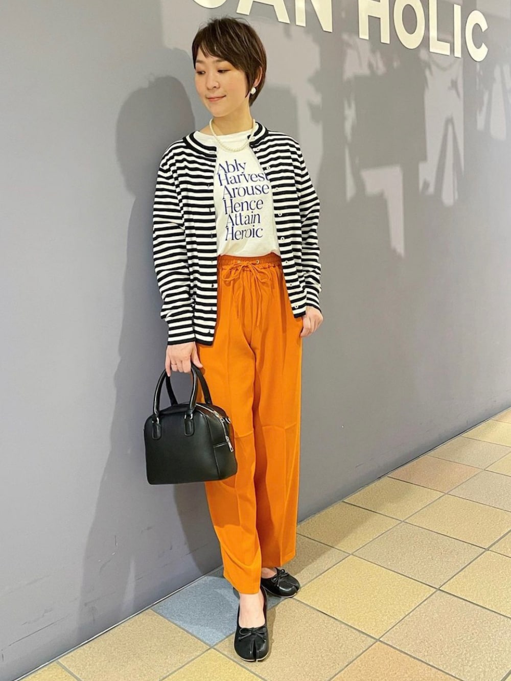 「ボーダーカーディガン、モックネックニット、接触冷感パンツ、ハデ色、オレンジパンツ、大人カジュアルコーデ、ロゴTシャツ、足袋パンプス、タビシューズ、アメホリ、アメリカンホリック、プチプラコーデ、ボーダーコーデ、カーディガンコーデ、ボーダー×パール」|「AMERICAN HOLICの2wayボストンミニバッグ(ボストンバッグ、ブラック系)」を使った、ah.susuyuさん(骨格ストレート・レディース・158cm)の春コーディネートの5枚目の写真