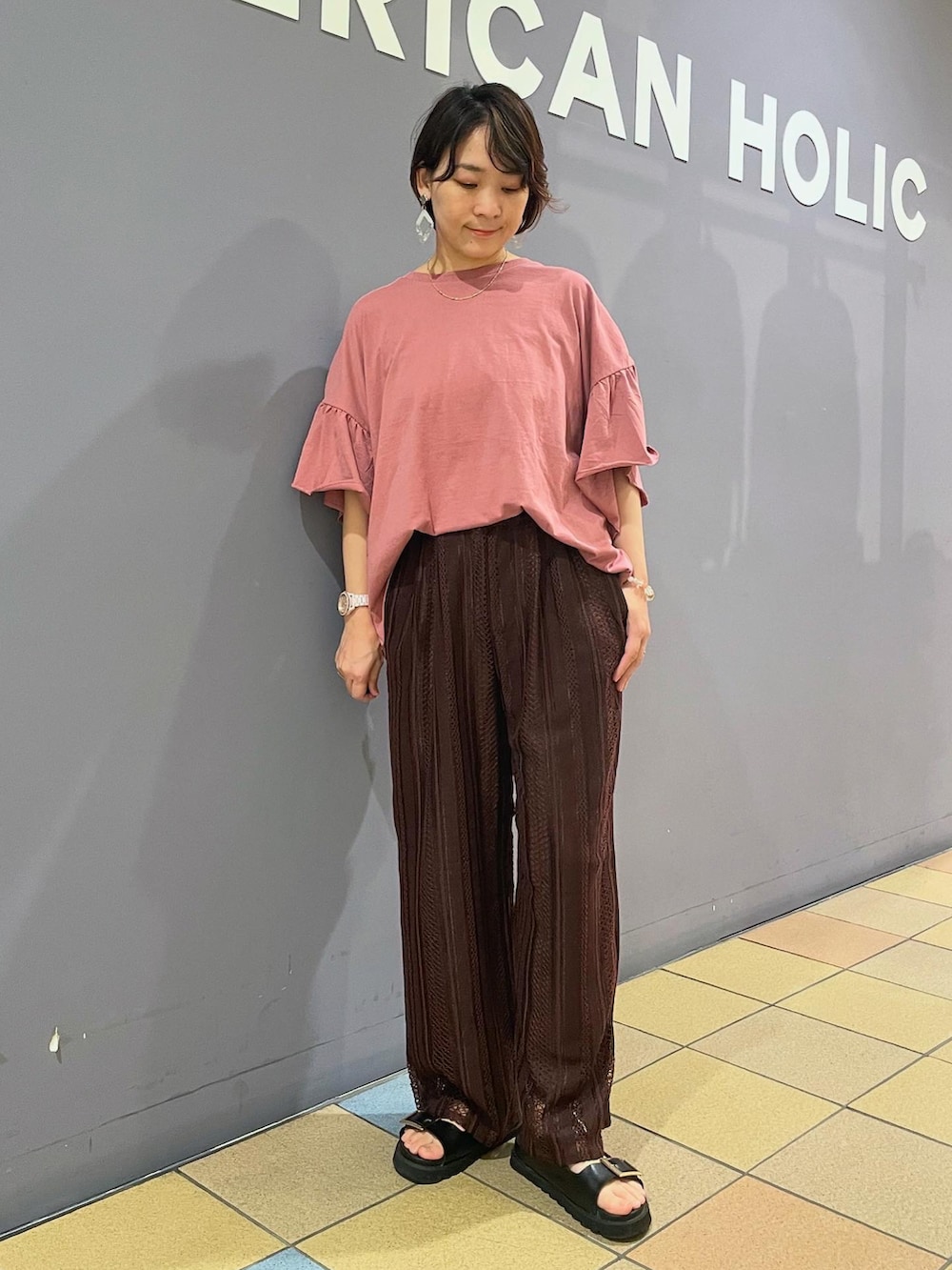 「レースパンツ、レースイージーパンツ、イージーパンツ、イージーパンツスタイル、レースボトムス、幾何学レース、アメリカンホリック、AMERICAN HOLIC、くすみカラー、フリルトップス、フリルトップス×パンツ、ブラウンパンツ、ピンク×ブラウン、大人カジュアルコーデ」｜「AMERICAN HOLICの幾何学レースイージーパンツ（その他パンツ、ブラウン系）」を使った、ah.susuyuさん（骨格ストレート・レディース・157cm）の夏コーディネートの5枚目の写真