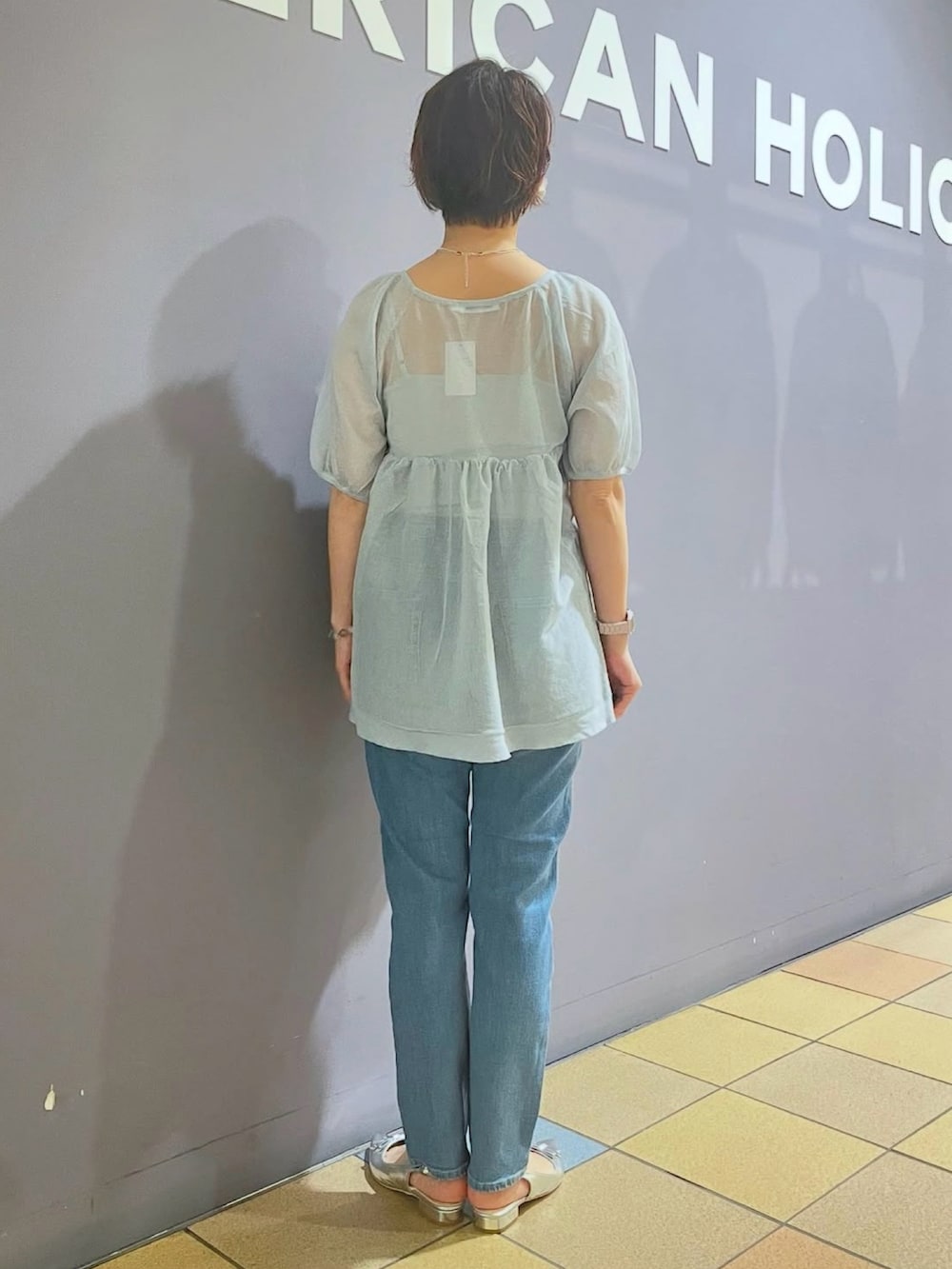 「アメリカンホリック、AMERICAN HOLIC、パフスリーブニット、パフスリーブ、デニムパンツ、テーパードデニム、ミュール、ミュールサンダル、フェミニン×カジュアル、フェミニンコーデ、ブルーコーデ、シルバーサンダル、シルバーアクセサリー、ライトブルー、サックスブルー」｜「AMERICAN HOLICのシアーパフスリーブニットプルオーバー（ニット/セーター、ブルー系）」を使った、ah.susuyuさん（骨格ストレート・レディース・157cm）の夏コーディネートの4枚目の写真