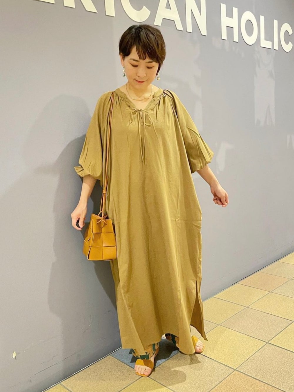 「柄パンツコーデ、柄パンツ、花柄パンツ、レイヤードコーデ、スキッパーワンピース、ワンピーススタイル、リゾートスタイル、ゆるコーデ、リラックスパンツ、リラックスコーデ、大人カジュアルコーデ、アメリカンホリック、サンダルコーデ、初夏コーデ、シアーワンピース」|「AMERICAN HOLICのオープントゥセパレートサンダル(型押し)(サンダル、イエロー系)」を使った、ah.susuyuさん(骨格ストレート・レディース・158cm)の春コーディネートの2枚目の写真
