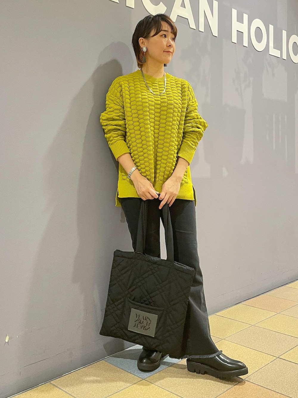「秋服まるっと大公開、秋コーディネート、ニットコーデ、ぽこぽこニット、フレアデニム、フレアデニムパンツ、ブラックデニム、イエロー×ブラック、ブーツ、サイドゴアブーツ、大人カジュアルコーデ、アメリカンホリック、AMERICAN HOLIC、デニムコーデ、ウォッシャブルニット」｜「AMERICAN HOLICのマチ付きフレアデニム（デニムパンツ、ブラック系）」を使った、ah.susuyuさん（骨格ストレート・レディース・158cm）の秋コーディネートの3枚目の写真