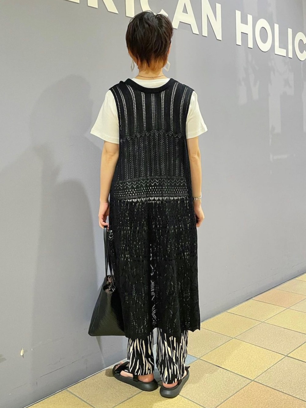 「ジレ、ニットジレ、ロングジレ、ロゴTシャツ、ロゴT、ロゴ刺繍、柄パンツ、柄パンツコーデ、モノトーンコーデ、モノトーンスタイル、大人カジュアルコーデ、晩夏コーデ、アメリカンホリック、AMERICAN HOLIC」|「AMERICAN HOLICの2way型押しトートバッグ(トートバッグ、ブラック系)」を使った、ah.susuyuさん(骨格ストレート・レディース・158cm)の夏コーディネートの4枚目の写真