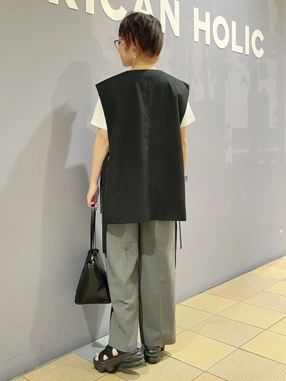 「ベストコーデ、ベストスタイル、ベスト×Tシャツ、レイヤード、ベストレイヤード、刺繍ロゴ、ロゴTシャツ、サイドライン、サイドラインパンツ、ワイドパンツ、ワイドパンツ グレー、ハンサムショート、センタープレスパンツ、アメリカンホリック、AMERICAN HOLIC」｜「AMERICAN HOLICのサイドラインワイドパンツ（その他パンツ、グレー系）」を使った、ah.susuyuさん（骨格ストレート・レディース・158cm）の夏コーディネートの3枚目の写真