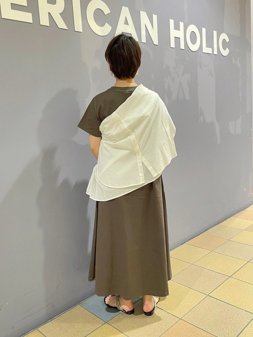 「カジュアルワンピース、ワンピーススタイル、フレアワンピース、カジュアルモード、リラックスコーデ、リゾートスタイル、綿100%、シャツコーデ、シャツ好き集まれ、シャツ巻き、メルカドバッグ、アメリカンホリック、AMERICAN HOLIC、パイソン柄サンダル、トングサンダル」|「AMERICAN HOLICのモノトーンメルカドミニBAG(エコバッグ/サブバッグ、ブラック系)」を使った、ah.susuyuさん(骨格ストレート・レディース・158cm)の春コーディネートの4枚目の写真