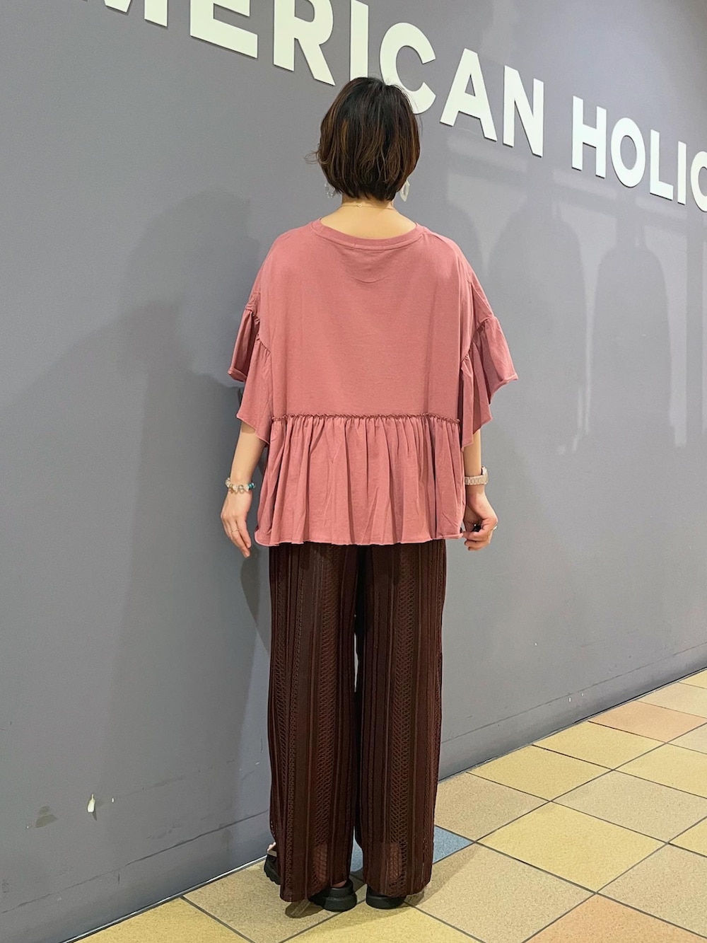 「レースパンツ、レースイージーパンツ、イージーパンツ、イージーパンツスタイル、レースボトムス、幾何学レース、アメリカンホリック、AMERICAN HOLIC、くすみカラー、フリルトップス、フリルトップス×パンツ、ブラウンパンツ、ピンク×ブラウン、大人カジュアルコーデ」｜「AMERICAN HOLICの幾何学レースイージーパンツ（その他パンツ、ブラウン系）」を使った、ah.susuyuさん（骨格ストレート・レディース・157cm）の夏コーディネートの4枚目の写真