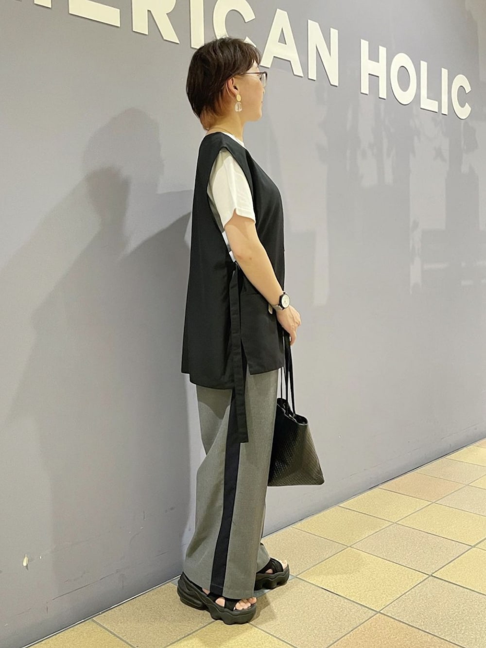 「ベストコーデ、ベストスタイル、ベスト×Tシャツ、レイヤード、ベストレイヤード、刺繍ロゴ、ロゴTシャツ、サイドライン、サイドラインパンツ、ワイドパンツ、ワイドパンツ グレー、ハンサムショート、センタープレスパンツ、アメリカンホリック、AMERICAN HOLIC」｜「AMERICAN HOLICのサイドラインワイドパンツ（その他パンツ、グレー系）」を使った、ah.susuyuさん（骨格ストレート・レディース・158cm）の夏コーディネートの4枚目の写真