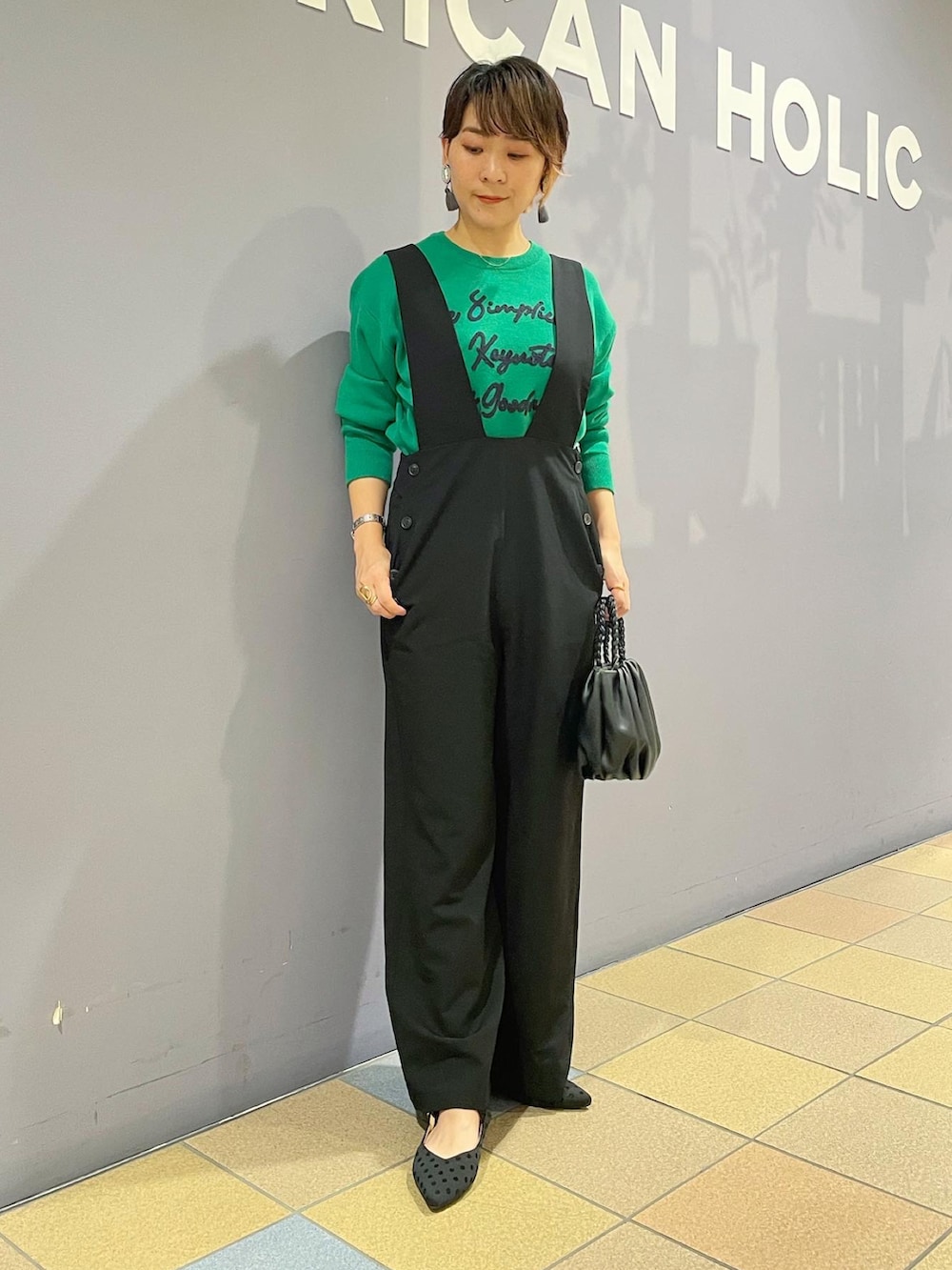 「秋服まるっと大公開、サロペット、サロペットコーデ、サロペットパンツ、ハイウエスト、大人カジュアル、ロゴニット、ロゴ刺繍、高見えコーデ、秋🍁コーデ、マニッシュコーデ、アメリカンホリック、AMERICAN HOLIC」｜「AMERICAN HOLICの編み込みハンドルミニショルダーBAG（ショルダーバッグ、ブラック系）」を使った、ah.susuyuさん（骨格ストレート・レディース・158cm）の秋コーディネートの2枚目の写真