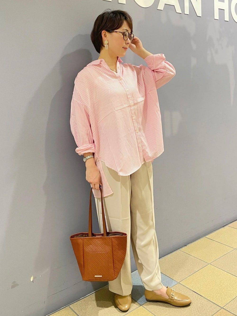 「春夏コーデ、シャツコーデ、ストライプシャツ、ワイドパンツコーデ、接触冷感パンツ、オフィスカジュアルスタイル、オトナカジュアル、センタープレスパンツ、ローファーコーデ、抜き襟、サングラス、サングラスコーデ、キレイめカジュアル、ハンサムコーデ、アメリカンホリック」|「AMERICAN HOLICの2way型押しトートバッグ(トートバッグ、ブラウン系)」を使った、ah.susuyuさん(骨格ストレート・レディース・158cm)の春コーディネートの4枚目の写真