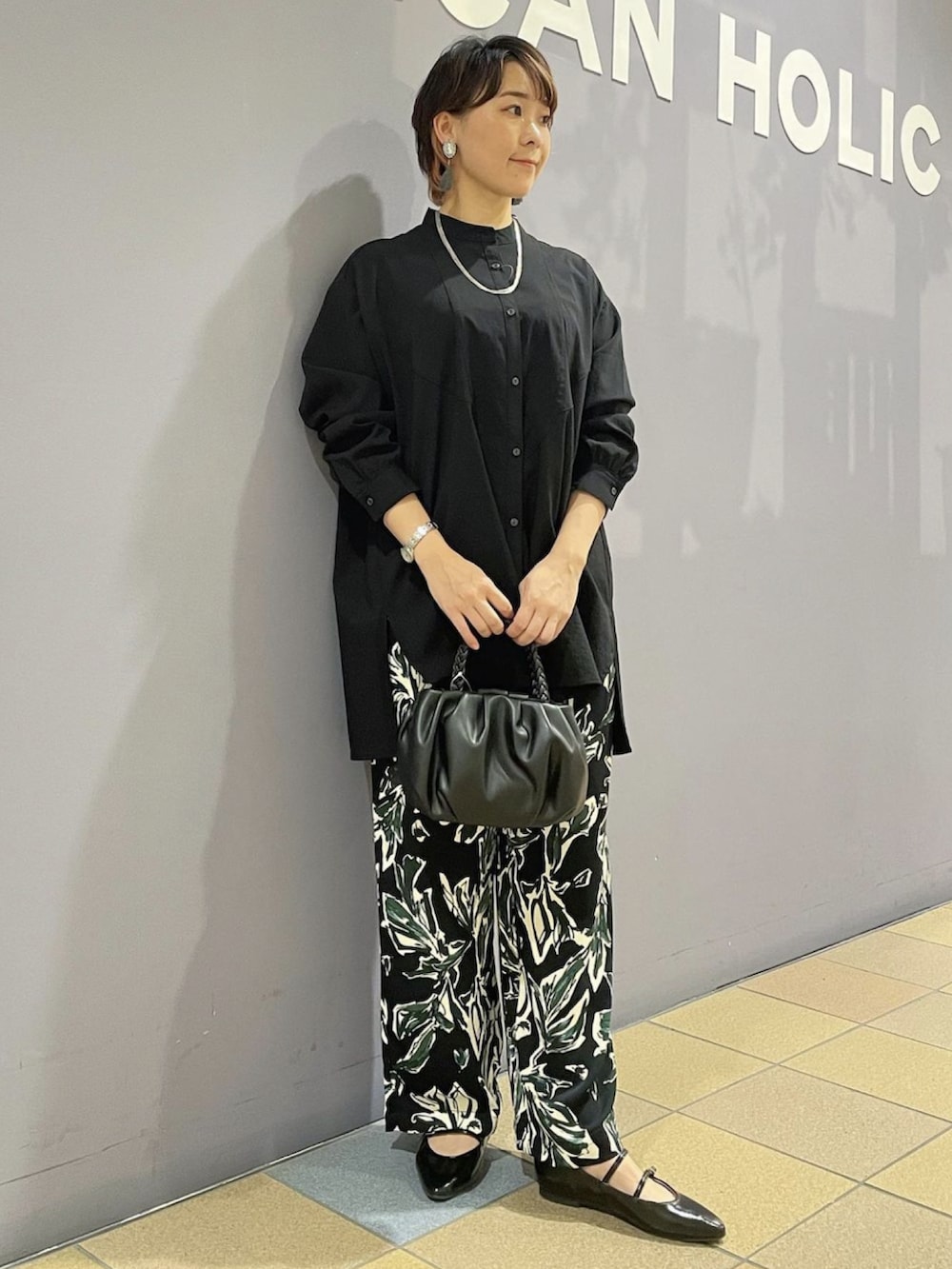 「秋服まるっと大公開、秋🍁コーデ、チュニックシャツ、チュニック、ヨーク切替、バンドカラー、柄パンツ、柄パンツコーデ、ブラックコーデ、大人カジュアルコーデ、メリージェーンパンプス、シルバーネックレス、アメリカンホリック、AMERICAN HOLIC」｜「AMERICAN HOLICのメリージェーンフラットシューズ（パンプス、ブラック系）」を使った、ah.susuyuさん（骨格ストレート・レディース・158cm）の秋コーディネートの2枚目の写真