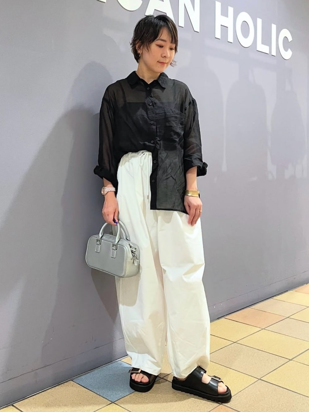 「アメリカンホリック、AMERICAN HOLIC、スノーパンツ、カーブパンツ、コクーンパンツ、シアーシャツ、シアーシャツコーデ、ハンドバッグ、シルバーバッグ、サンダル、バックルサンダル、モノトーンコーデ、シャツコーデ、パンツコーデ」|「AMERICAN HOLICのバックルフラットサンダル(サンダル、ブラック系)」を使った、ah.susuyuさん(骨格ストレート・レディース・157cm)の夏コーディネートの5枚目の写真