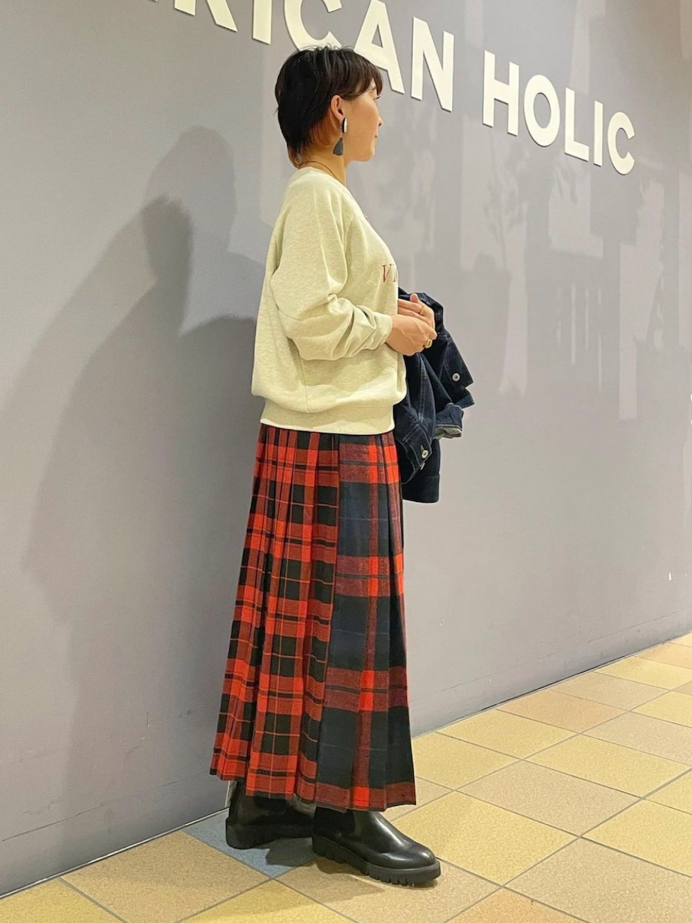 「秋服まるっと大公開、秋🍁コーデ、Gジャン、デニムジャケット、Gジャンコーデ、bigGジャン、ロゴスウェット、ロゴトップス、チェックスカート、チェック柄、プリーツスカート、チェックプリーツスカート、サイドゴアブーツ、チェルシーブーツ、アメリカンホリック」|「AMERICAN HOLICのBIG Gジャン(その他アウター、ブルー系)」を使った、ah.susuyuさん(骨格ストレート・レディース・158cm)の秋コーディネートの4枚目の写真