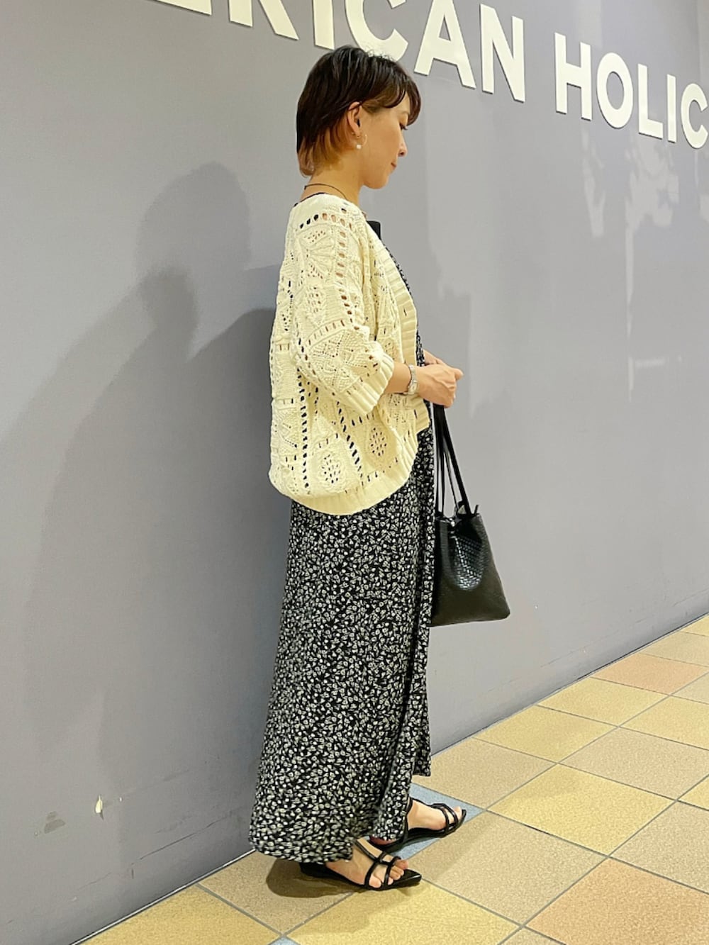 「カーディガンコーデ、レース柄、透かし編みカーディガン、羽織りスタイル、スクエアネック、キャミワンピース、キャミワンピコーデ、花柄ワンピ、初秋コーデ、晩夏コーデ、季節の変わり目、お出かけコーデ、大人カジュアルコーデ、アメリカンホリック、AMERICAN HOLIC」|「AMERICAN HOLICの2way型押しトートバッグ(トートバッグ、ブラック系)」を使った、ah.susuyuさん(骨格ストレート・レディース・158cm)の夏コーディネートの3枚目の写真