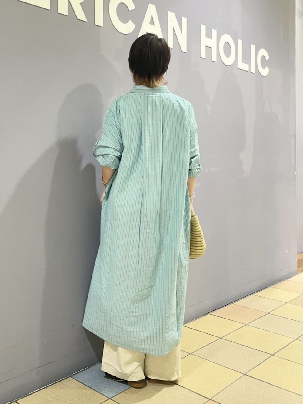 「シャツワンピース、シャツワンピを羽織る、シャツワンピ、ストライプワンピース、ロゴT、ロゴTシャツ、リネンパンツ、初夏コーデ、羽織りワンピース、さわやかコーデ、アメリカンホリック、AMERICAN HOLIC、グリーン×ベージュ」|「AMERICAN HOLICの接触冷感リネンブレンドワイドパンツ(その他パンツ、ベージュ系)」を使った、ah.susuyuさん(骨格ストレート・レディース・158cm)の春コーディネートの4枚目の写真