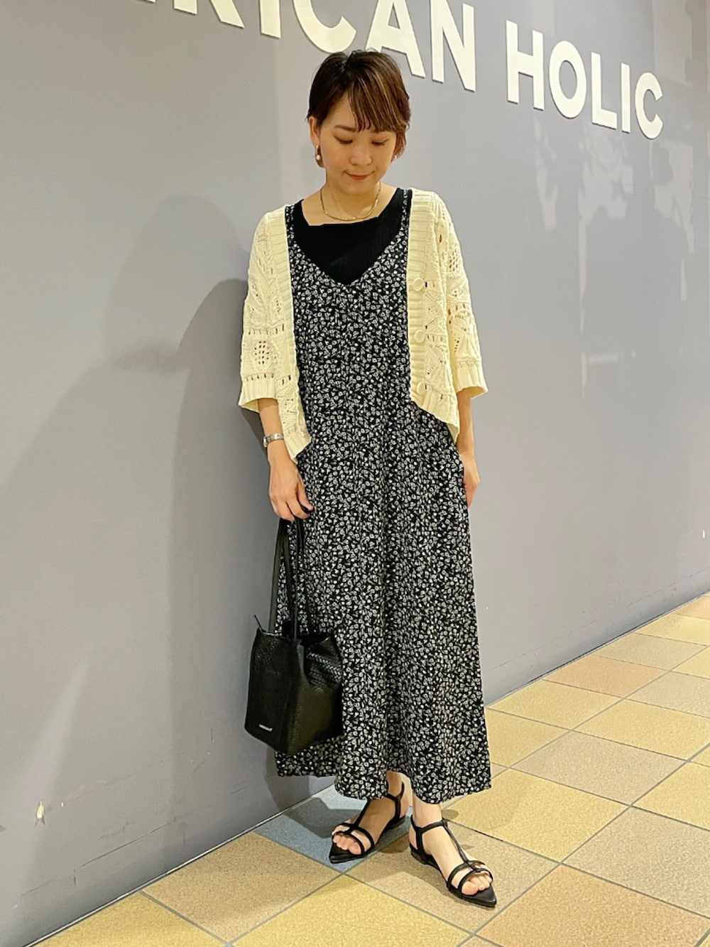 「カーディガンコーデ、レース柄、透かし編みカーディガン、羽織りスタイル、スクエアネック、キャミワンピース、キャミワンピコーデ、花柄ワンピ、初秋コーデ、晩夏コーデ、季節の変わり目、お出かけコーデ、大人カジュアルコーデ、アメリカンホリック、AMERICAN HOLIC」|「AMERICAN HOLICの2way型押しトートバッグ(トートバッグ、ブラック系)」を使った、ah.susuyuさん(骨格ストレート・レディース・158cm)の夏コーディネートの2枚目の写真