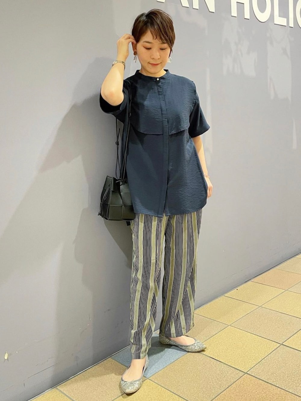 「フリルブラウス、ブラウスコーデ、ブラウス×パンツ、オフィスカジュアル、きれいめカジュアル、大人カジュアル、大人カジュアルコ－デ、ストライプパンツ、接触冷感パンツ、マニッシュスタイル、巾着バッグ、アメリカンホリック、AMERICAN HOLIC、パンプスコーデ、パールボタン」｜「AMERICAN HOLICの編み込み巾着ミニショルダーバッグ（ショルダーバッグ、ブラック系）」を使った、ah.susuyuさん（骨格ストレート・レディース・158cm）の春コーディネートの2枚目の写真