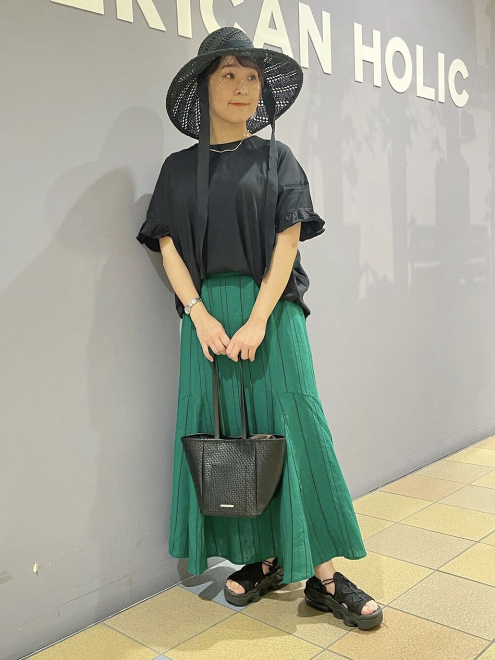 「マーメイドスカート、マーメイドライン、スカートコーデ、ストライプスカート、はしごレース、フリルトップス、フリル袖Tシャツ、フリル袖、キレイめカジュアル、おでかけコーデ、夏コーデ、晩夏コーデ、ペーパーハット、アメリカンホリック、リネンスカート」|「AMERICAN HOLICの2way型押しトートバッグ(トートバッグ、ブラック系)」を使った、ah.susuyuさん(骨格ストレート・レディース・158cm)の夏コーディネートの5枚目の写真