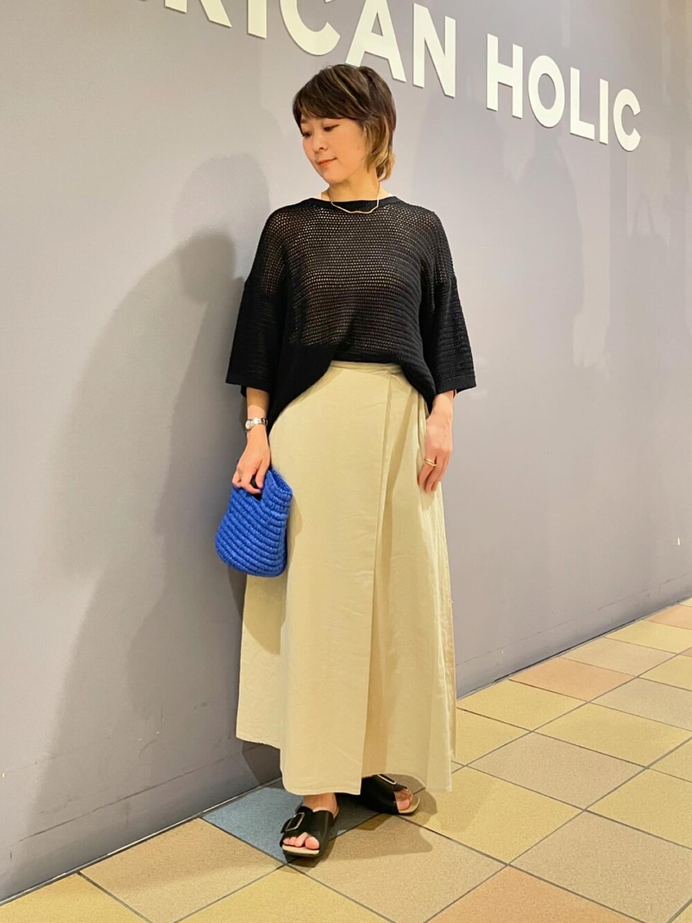 「メッシュニット、メッシュトップス、透かし編みニット、リネンスカート、リネン、夏スカート、初夏コーデ、モードカジュアル、大人カジュアルコーデ、アメリカンホリック、AMERICAN HOLIC、サンダルコーデ」|「AMERICAN HOLICのバックルサンダル(サンダル、ブラック系)」を使った、ah.susuyuさん(骨格ストレート・レディース・158cm)の春コーディネートの2枚目の写真