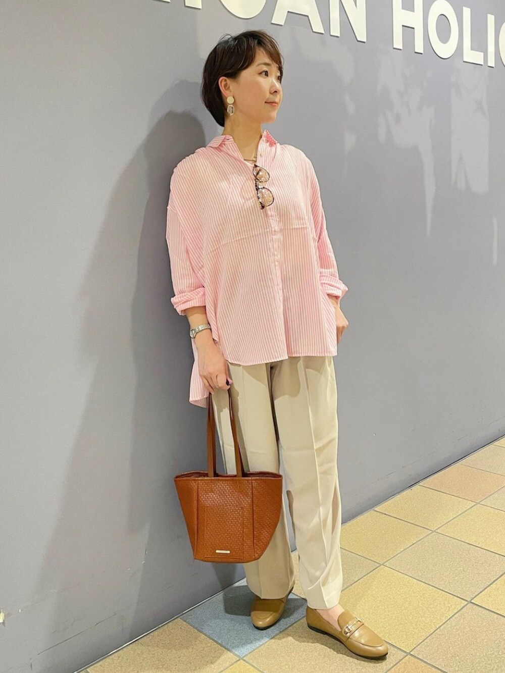 「春夏コーデ、シャツコーデ、ストライプシャツ、ワイドパンツコーデ、接触冷感パンツ、オフィスカジュアルスタイル、オトナカジュアル、センタープレスパンツ、ローファーコーデ、抜き襟、サングラス、サングラスコーデ、キレイめカジュアル、ハンサムコーデ、アメリカンホリック」|「AMERICAN HOLICの2way型押しトートバッグ(トートバッグ、ブラウン系)」を使った、ah.susuyuさん(骨格ストレート・レディース・158cm)の春コーディネートの5枚目の写真